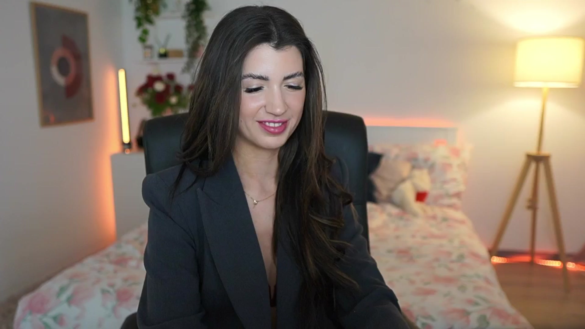 Gallery image thumbnail from Julia_Roca's myfreecams stream on, 03/17/2025, 24:20 image 3 of 20