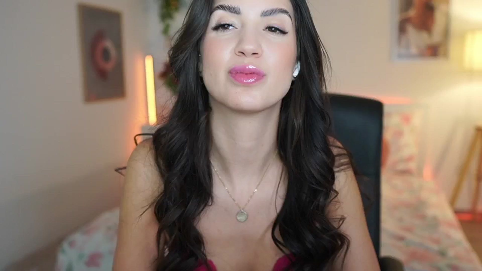 Gallery image thumbnail from Julia_Roca's myfreecams stream on, 03/23/2025, 21:48 image 2 of 20