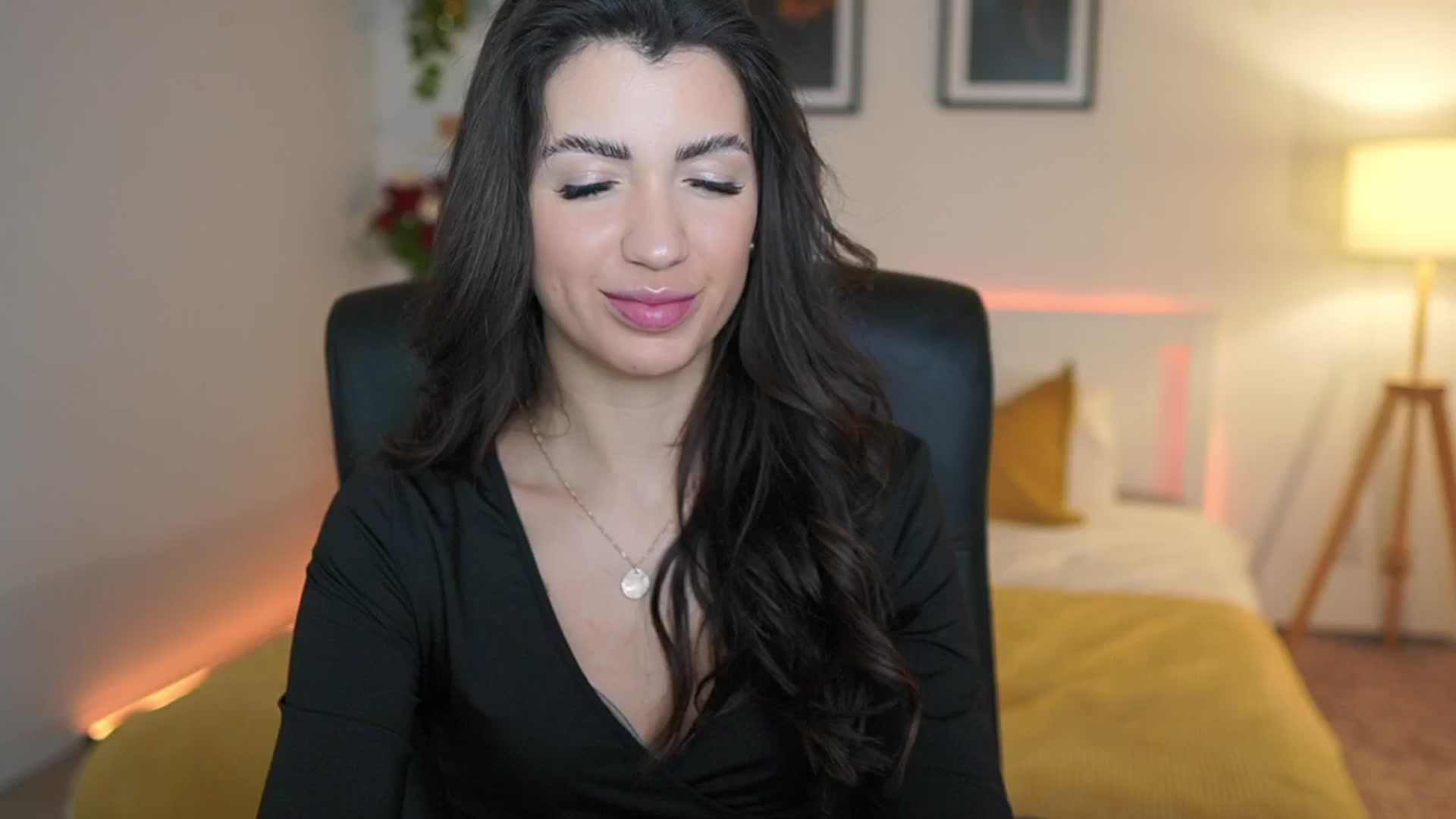 Gallery image thumbnail from Julia_Roca's myfreecams stream on, 03/25/2025, 20:38 image 18 of 20