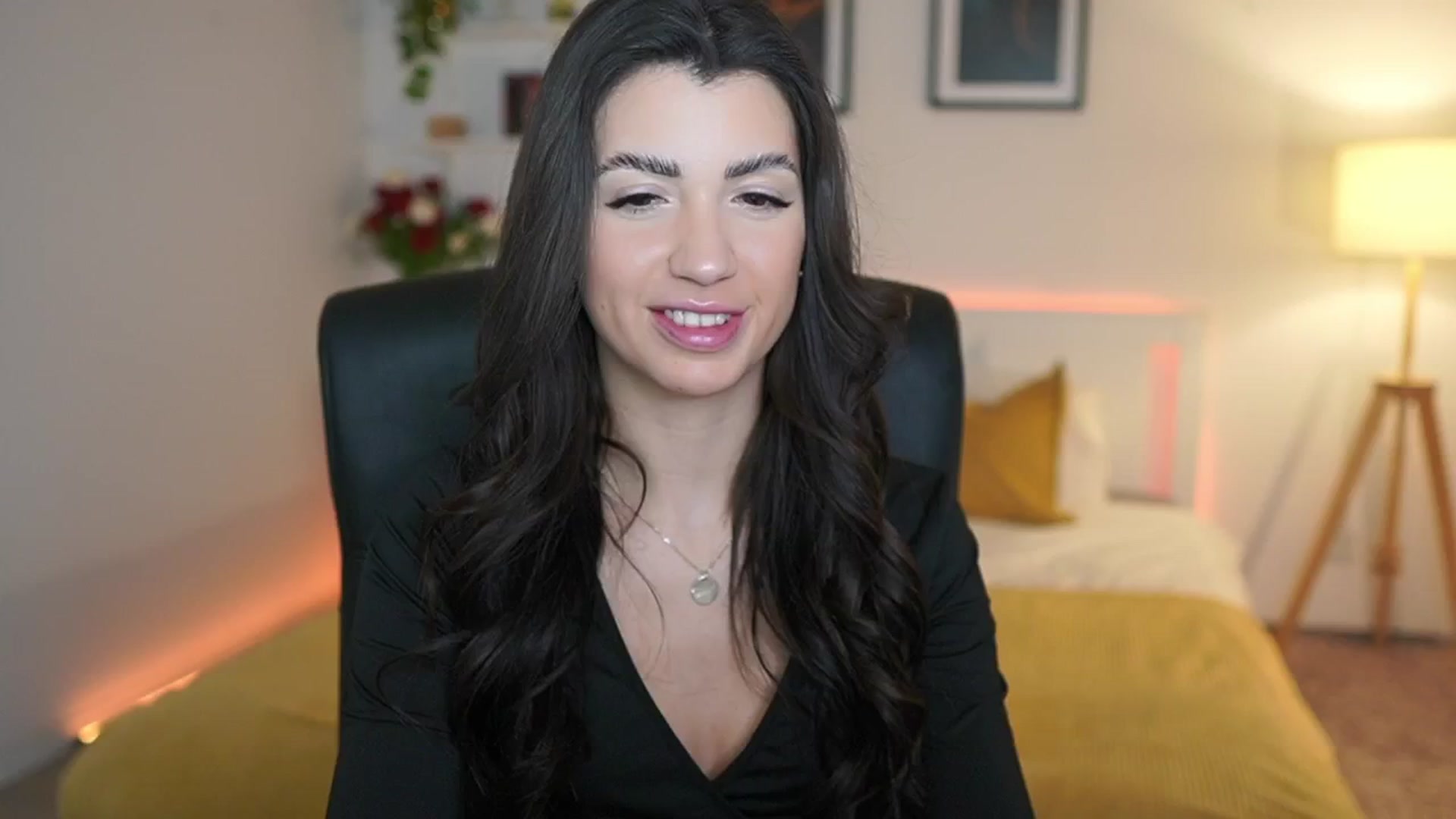 Gallery image thumbnail from Julia_Roca's myfreecams stream on, 03/25/2025, 20:38 image 7 of 20
