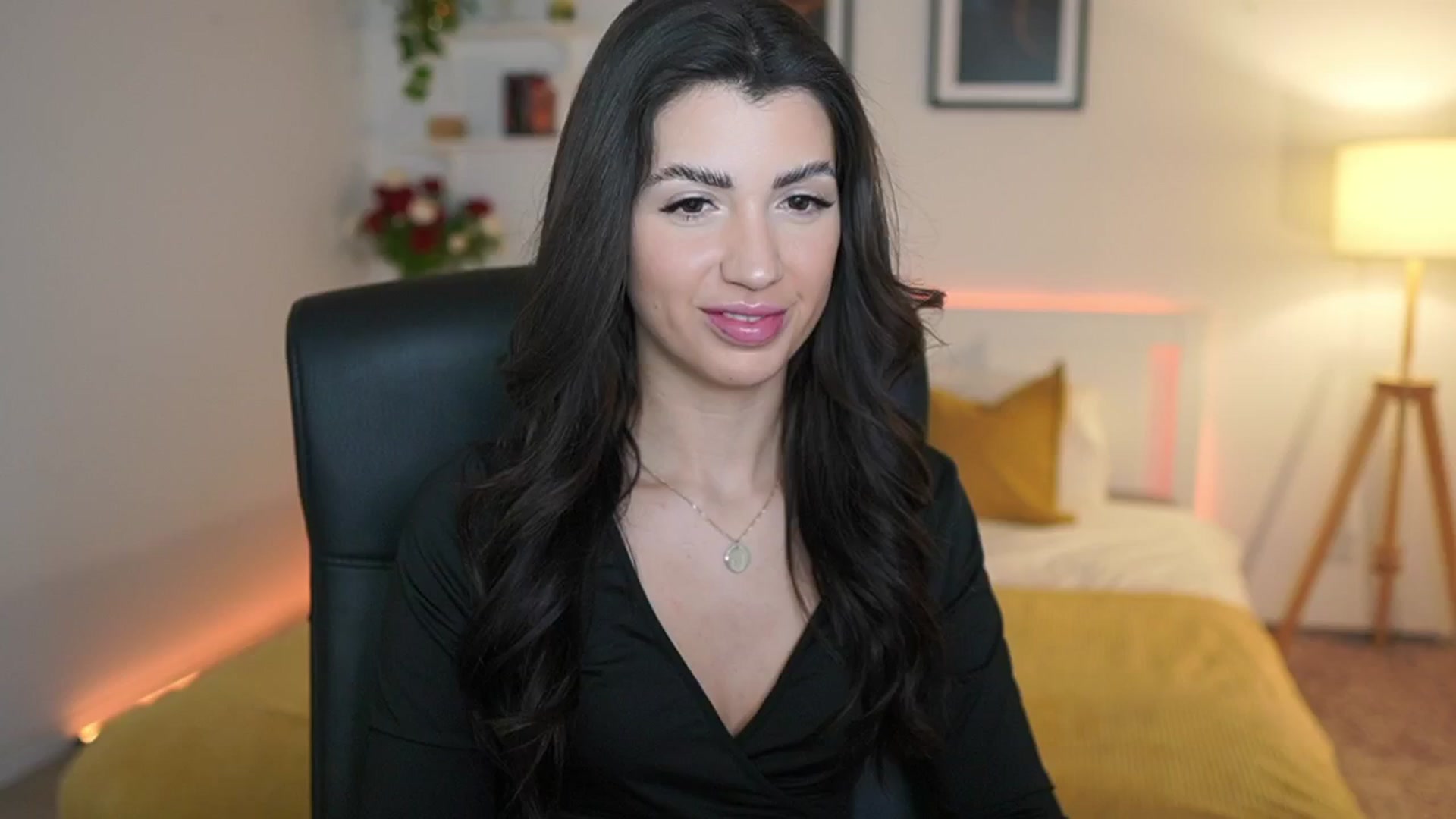 Gallery image thumbnail from Julia_Roca's myfreecams stream on, 03/25/2025, 20:38 image 6 of 20
