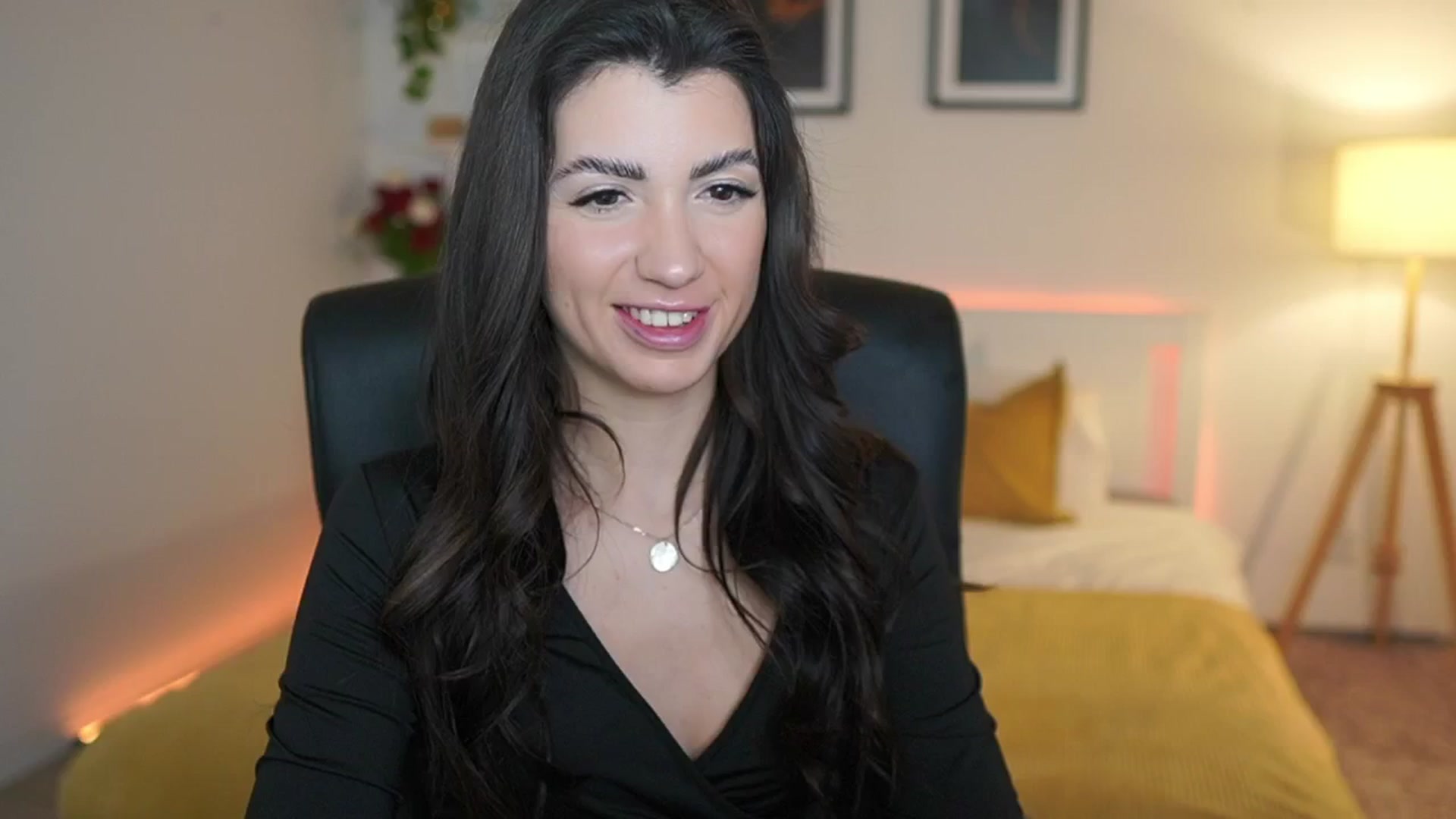 Gallery image thumbnail from Julia_Roca's myfreecams stream on, 03/25/2025, 20:38 image 13 of 20