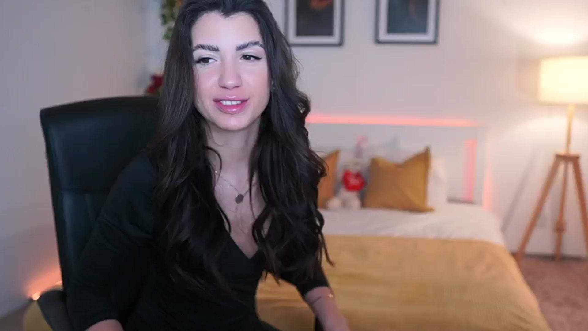 Gallery image thumbnail from Julia_Roca's myfreecams stream on, 03/25/2025, 20:38 image 14 of 20