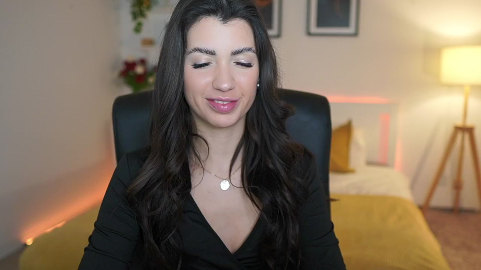 Gallery image thumbnail from Julia_Roca's myfreecams stream on, 03/25/2025, 20:38 image 12 of 20