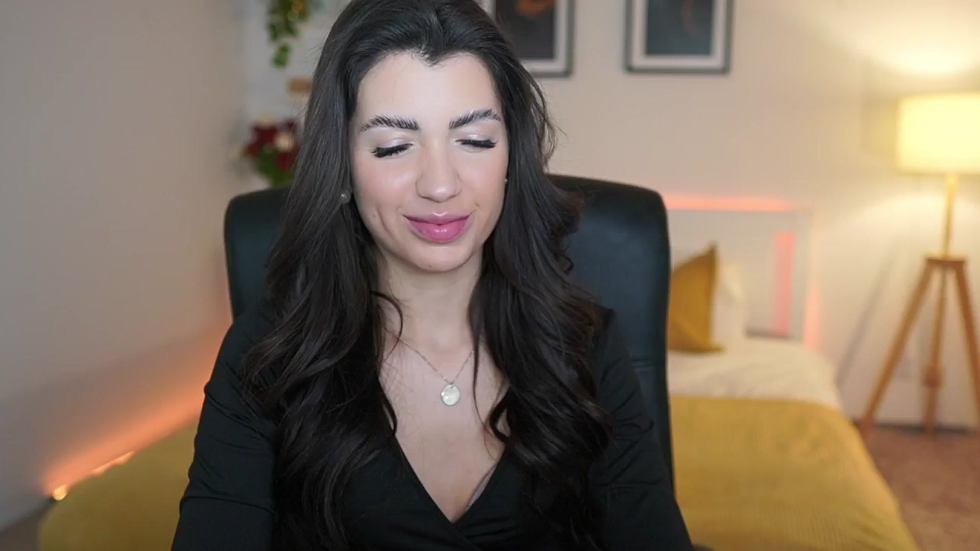 Gallery image thumbnail from Julia_Roca's myfreecams stream on, 03/25/2025, 20:38 image 15 of 20