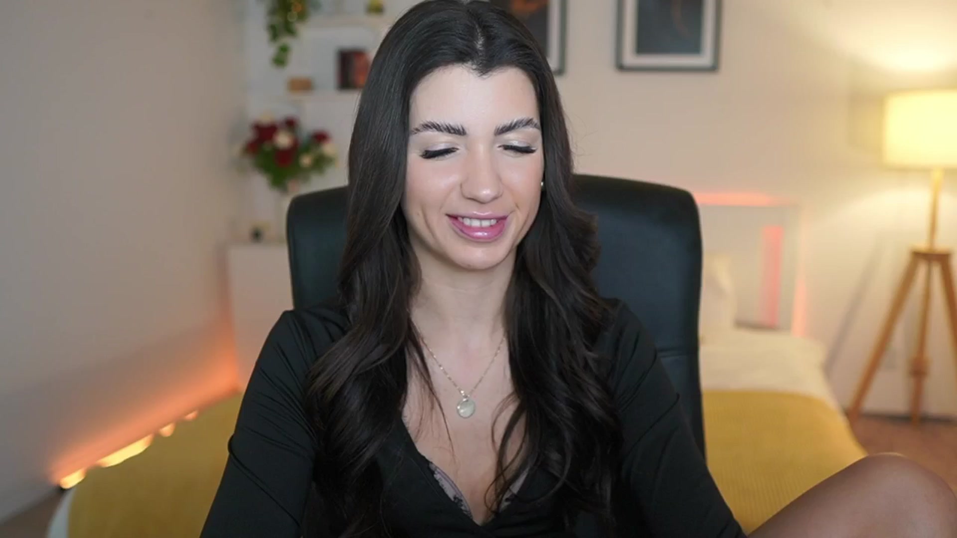 Gallery image thumbnail from Julia_Roca's myfreecams stream on, 03/25/2025, 22:03 image 6 of 20