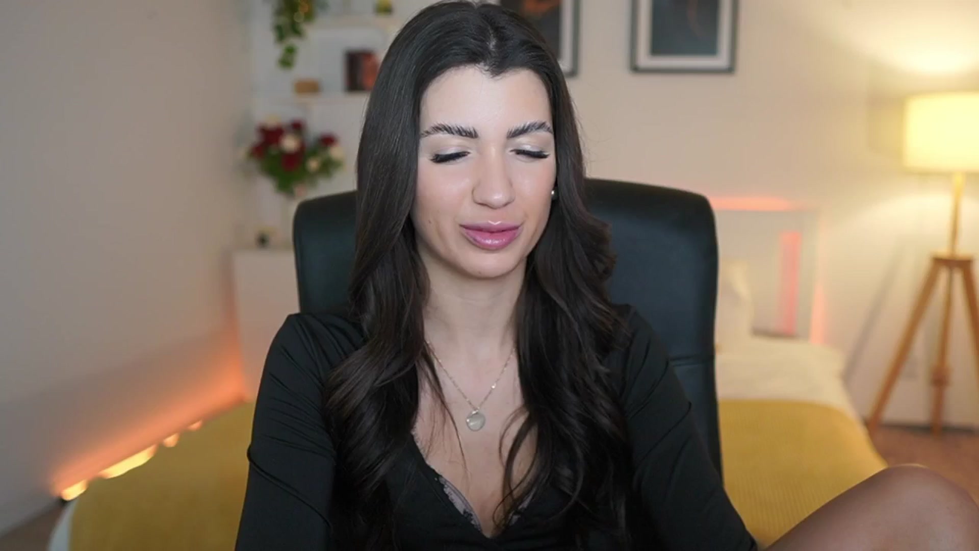 Gallery image thumbnail from Julia_Roca's myfreecams stream on, 03/25/2025, 22:03 image 7 of 20