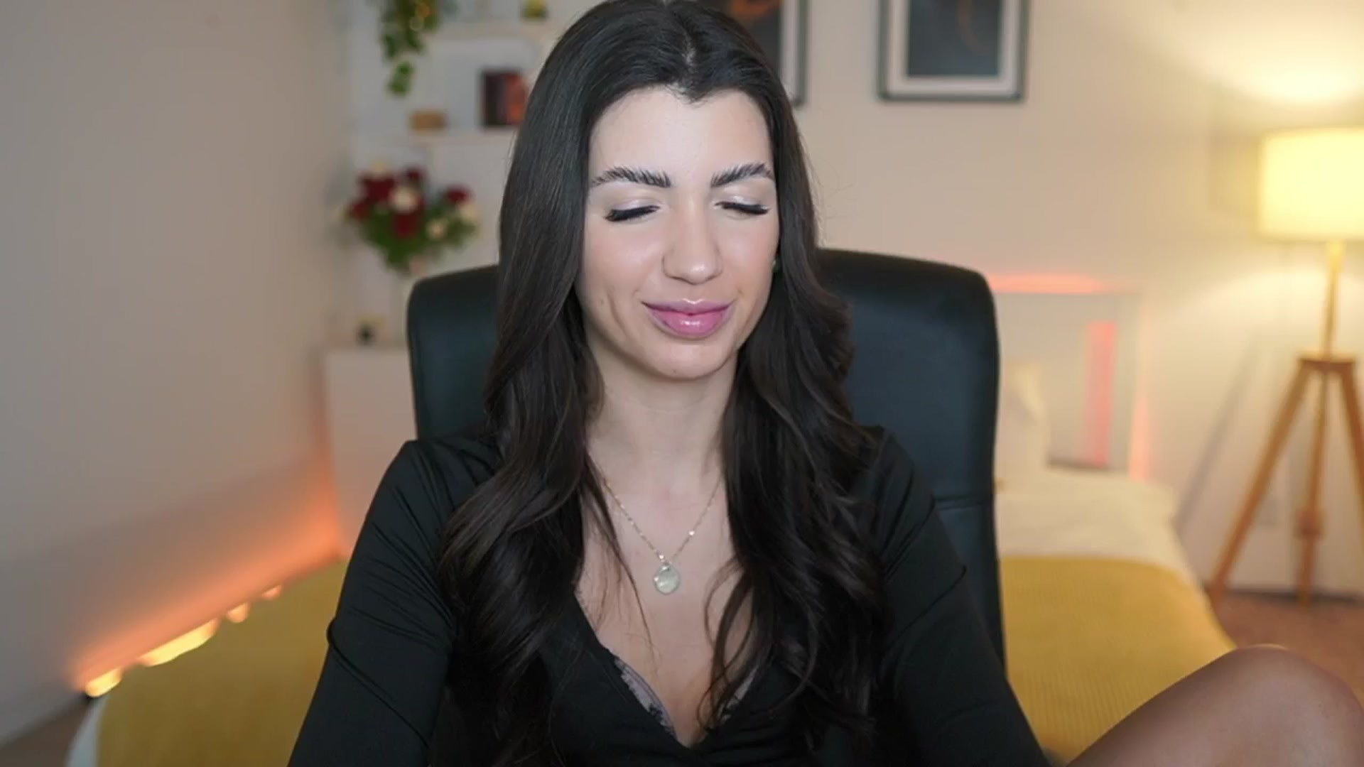 Gallery image thumbnail from Julia_Roca's myfreecams stream on, 03/25/2025, 22:03 image 4 of 20
