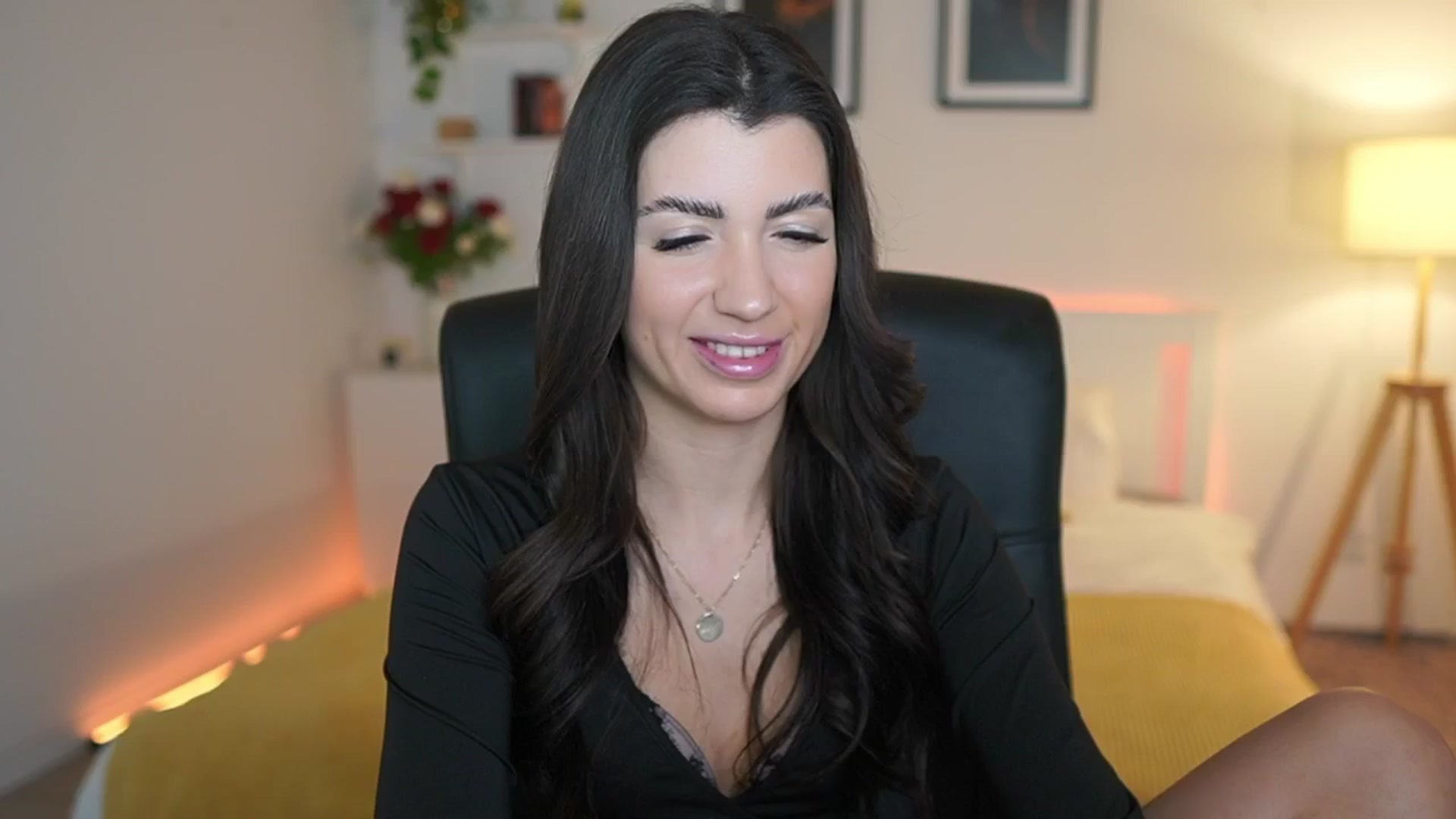 Gallery image thumbnail from Julia_Roca's myfreecams stream on, 03/25/2025, 22:03 image 8 of 20