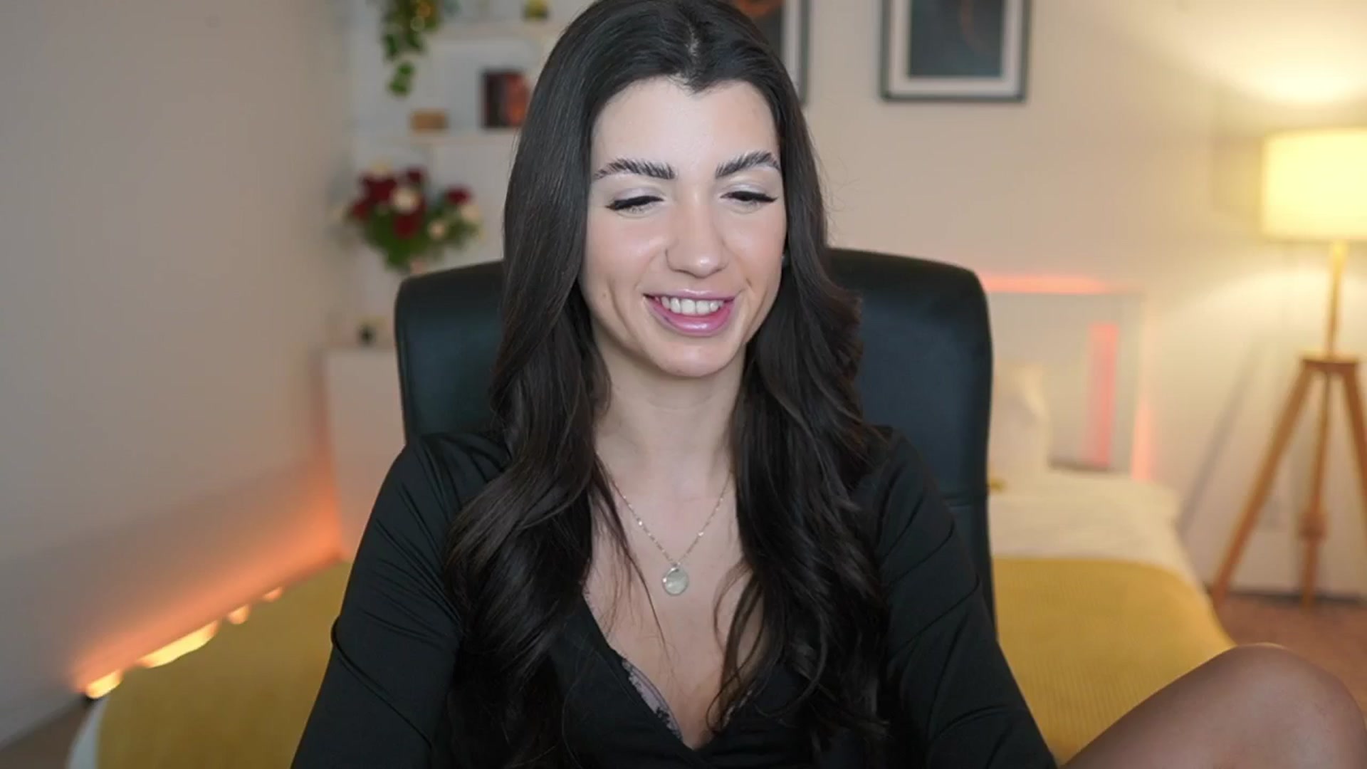 Gallery image thumbnail from Julia_Roca's myfreecams stream on, 03/25/2025, 22:03 image 2 of 20