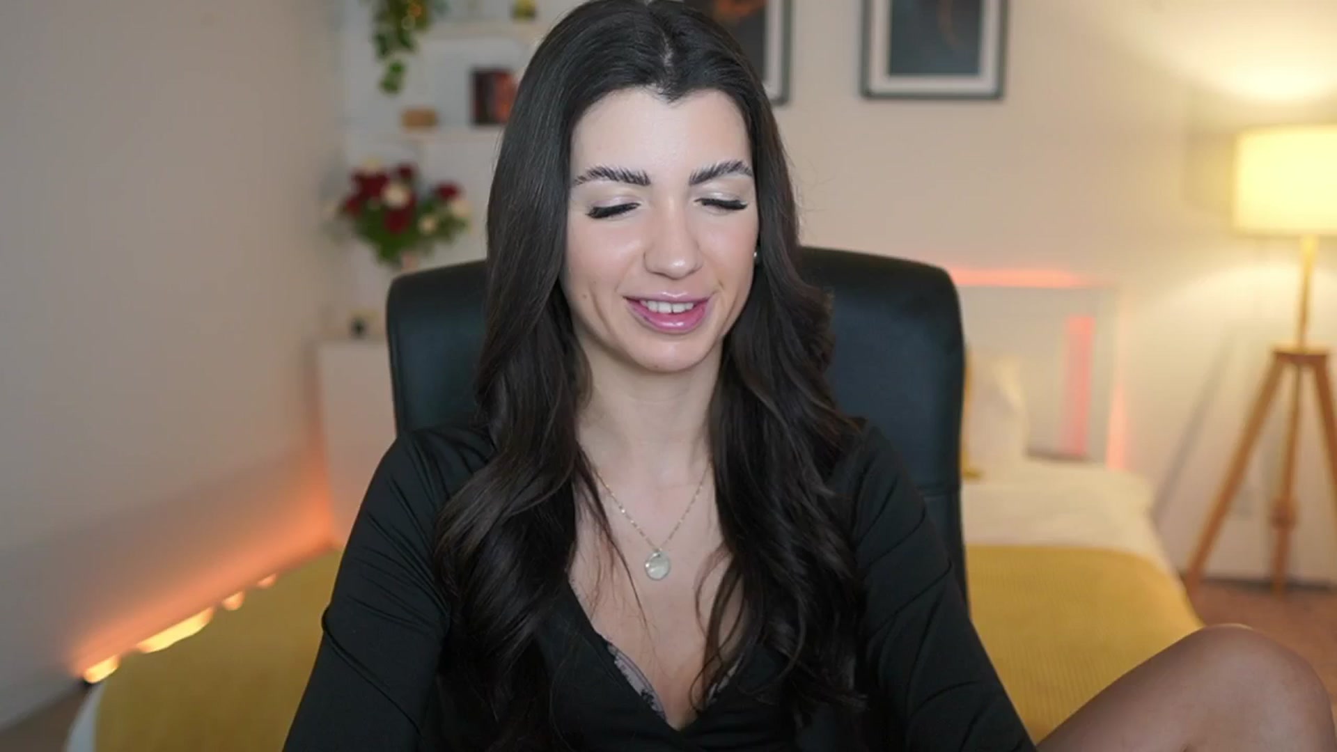 Gallery image thumbnail from Julia_Roca's myfreecams stream on, 03/25/2025, 22:03 image 3 of 20