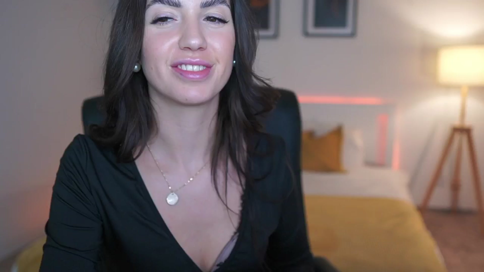 Gallery image thumbnail from Julia_Roca's myfreecams stream on, 03/25/2025, 22:28 image 17 of 20