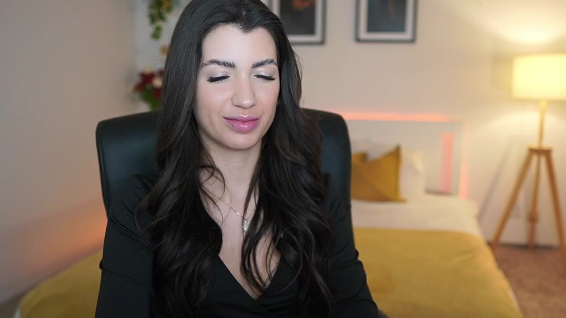 Gallery image thumbnail from Julia_Roca's myfreecams stream on, 03/25/2025, 22:28 image 14 of 20