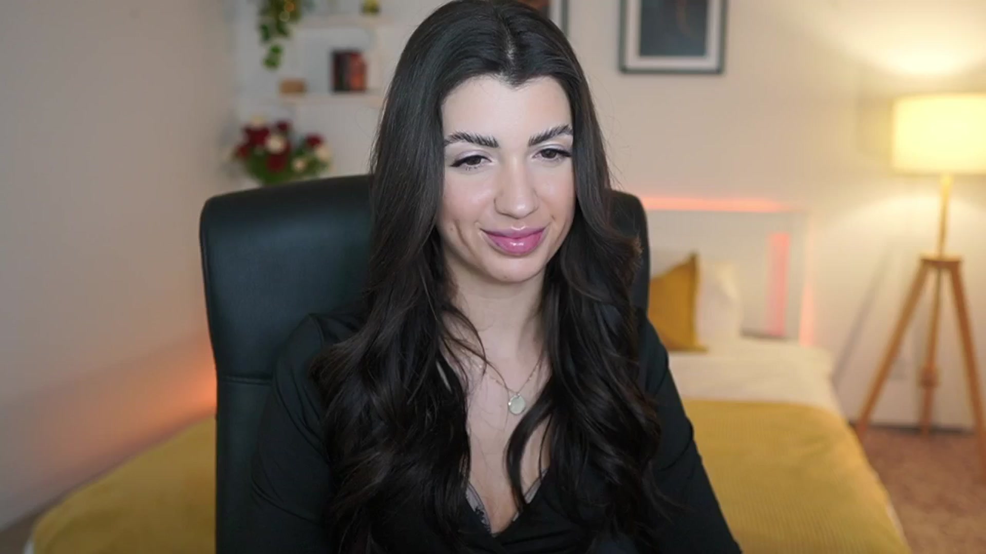 Gallery image thumbnail from Julia_Roca's myfreecams stream on, 03/25/2025, 22:28 image 1 of 20