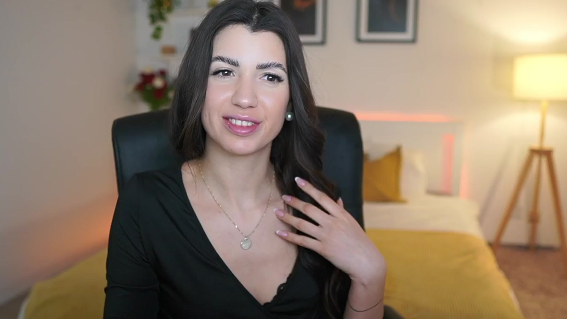 Gallery image thumbnail from Julia_Roca's myfreecams stream on, 03/25/2025, 23:15 image 6 of 20