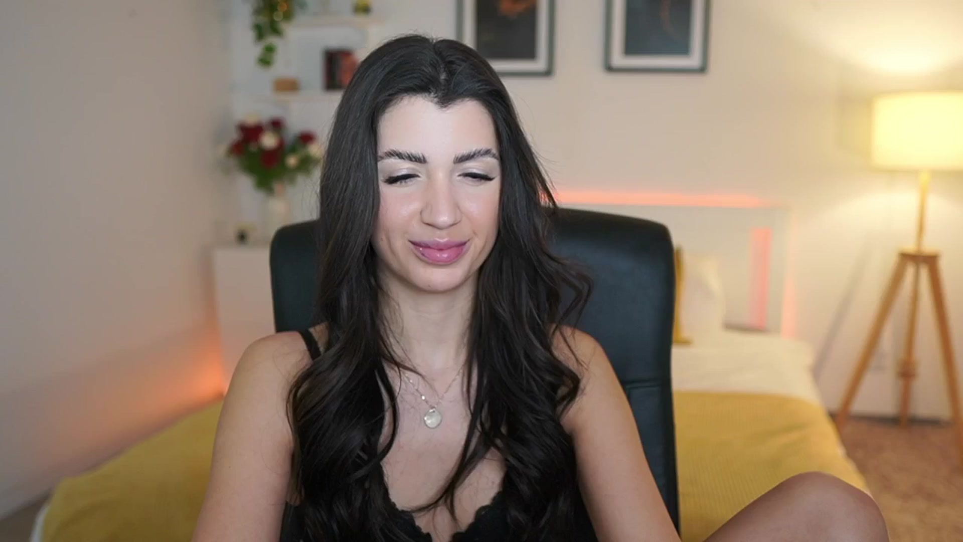 Gallery image thumbnail from Julia_Roca's myfreecams stream on, 03/25/2025, 23:15 image 18 of 20