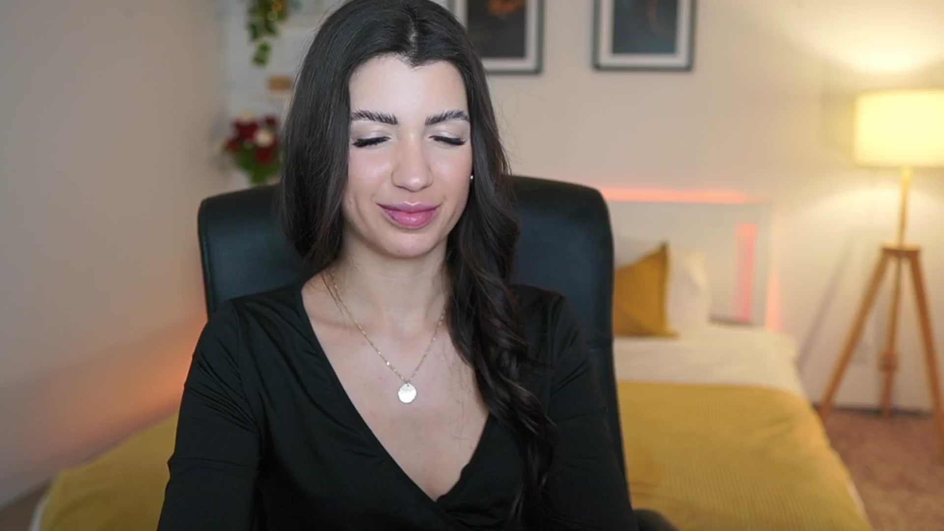Gallery image thumbnail from Julia_Roca's myfreecams stream on, 03/25/2025, 23:15 image 5 of 20