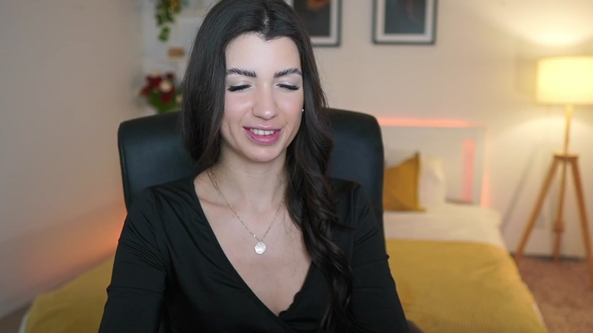 Gallery image thumbnail from Julia_Roca's myfreecams stream on, 03/25/2025, 23:15 image 1 of 20