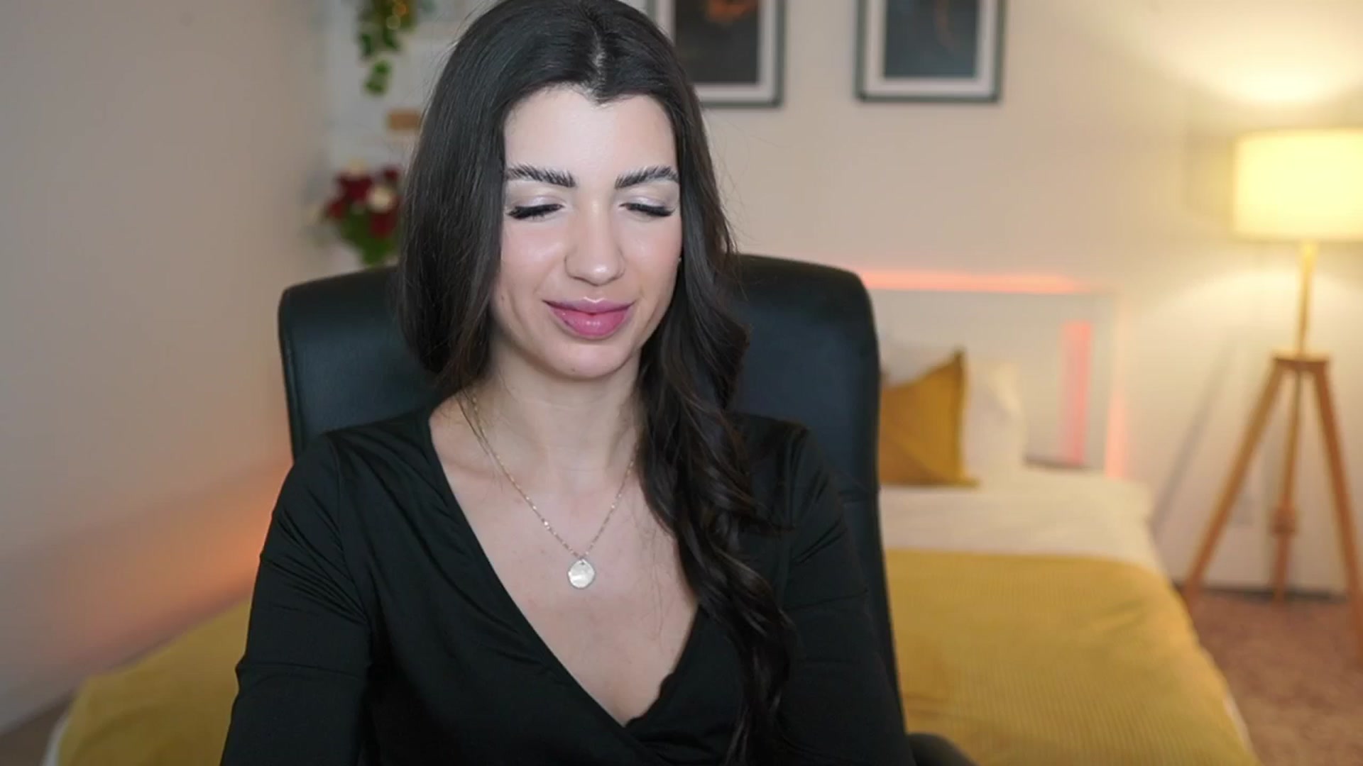 Gallery image thumbnail from Julia_Roca's myfreecams stream on, 03/25/2025, 23:15 image 4 of 20