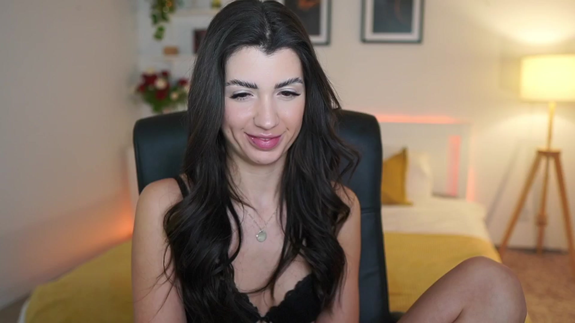 Gallery image thumbnail from Julia_Roca's myfreecams stream on, 03/25/2025, 23:15 image 17 of 20