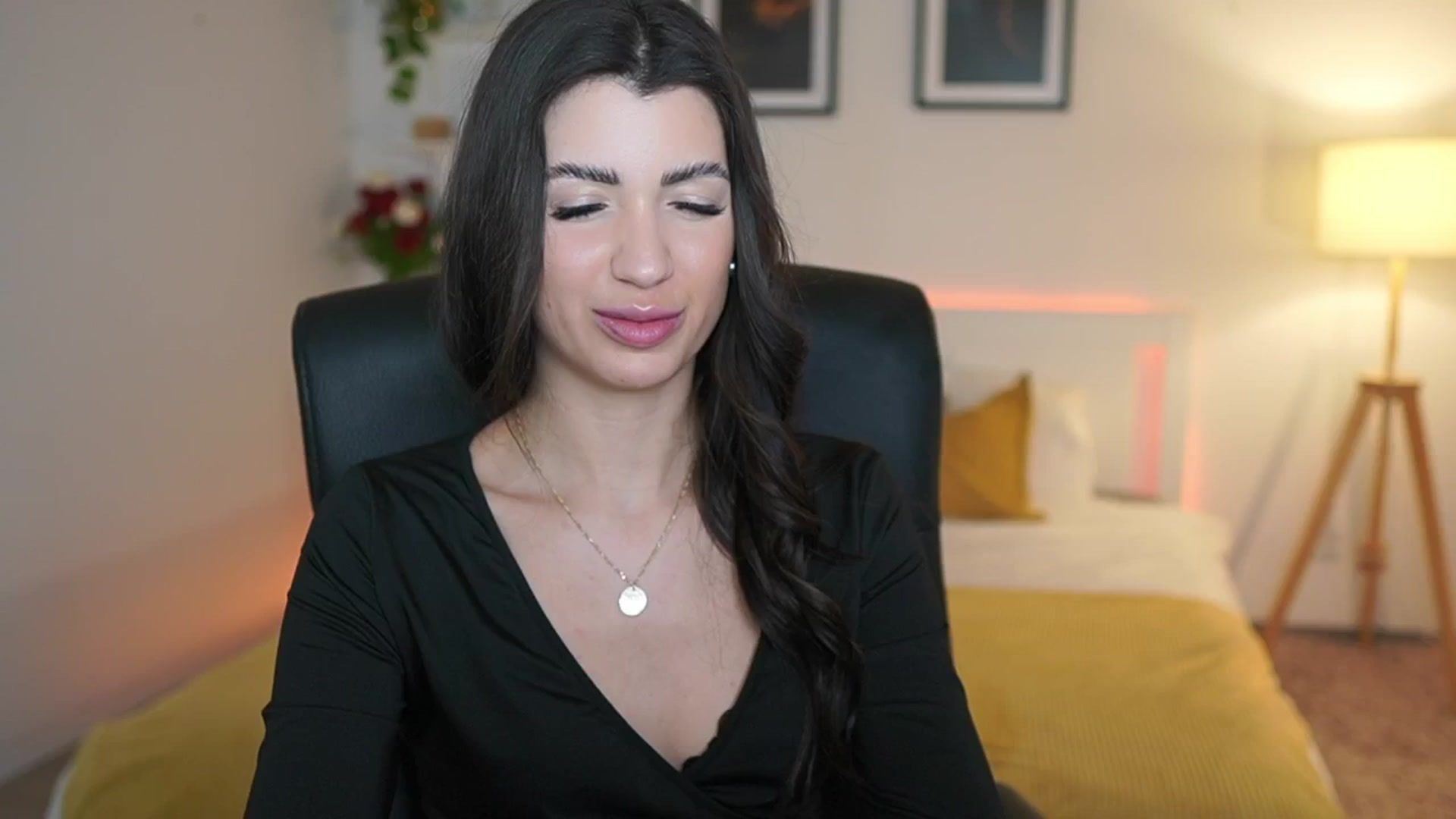 Gallery image thumbnail from Julia_Roca's myfreecams stream on, 03/25/2025, 23:15 image 3 of 20