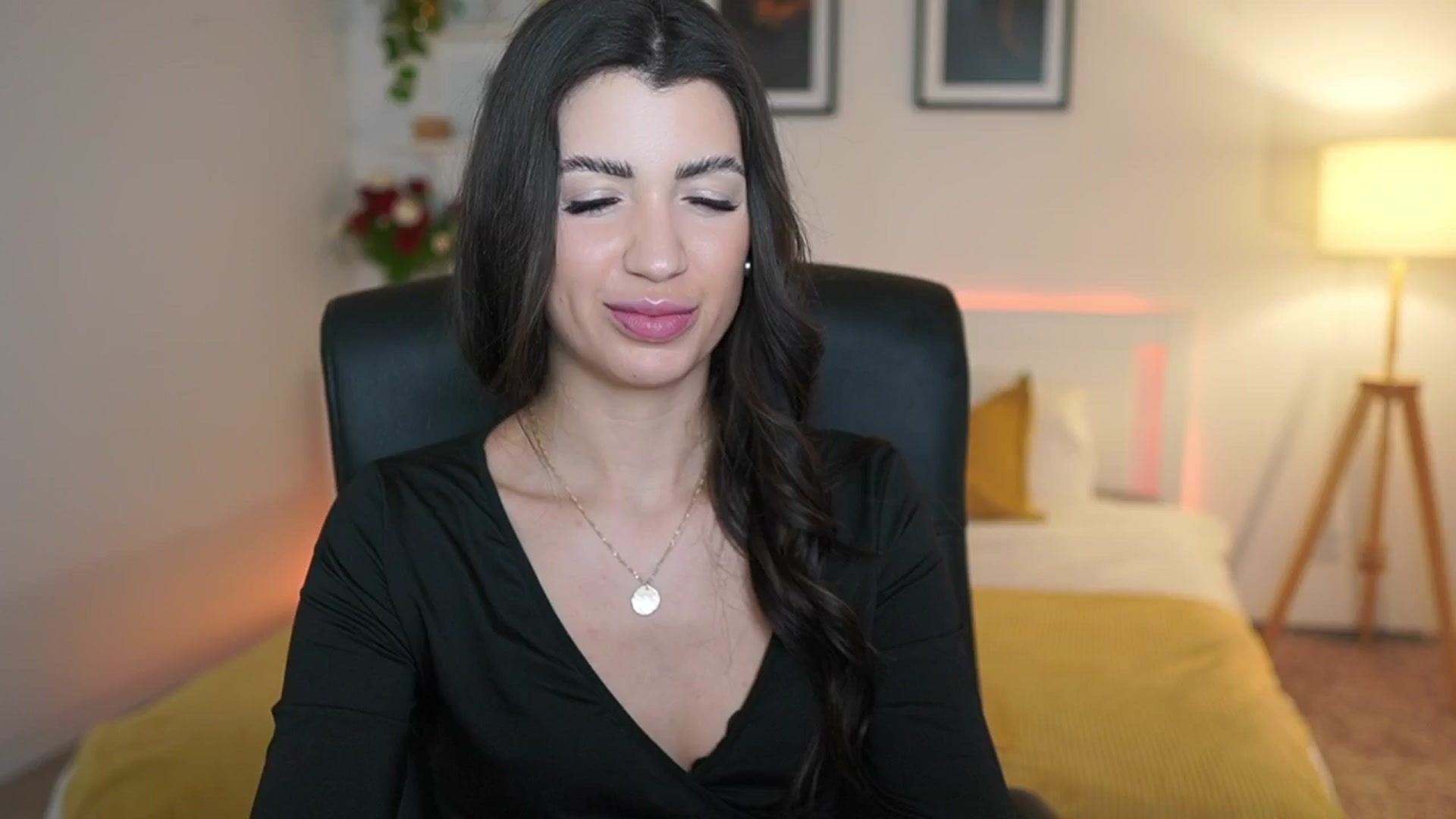 Gallery image thumbnail from Julia_Roca's myfreecams stream on, 03/25/2025, 23:15 image 2 of 20