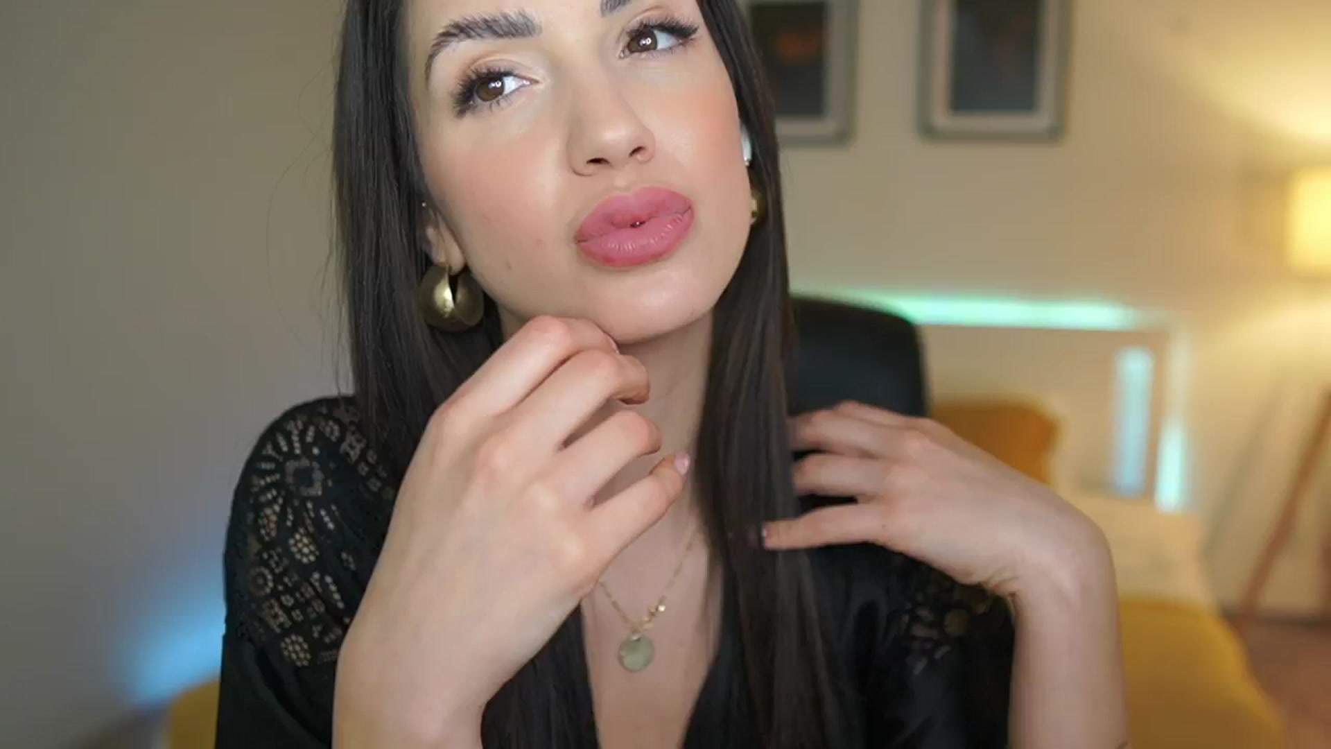 Gallery image thumbnail from Julia_Roca's myfreecams stream on, 03/29/2025, 22:57 image 9 of 20
