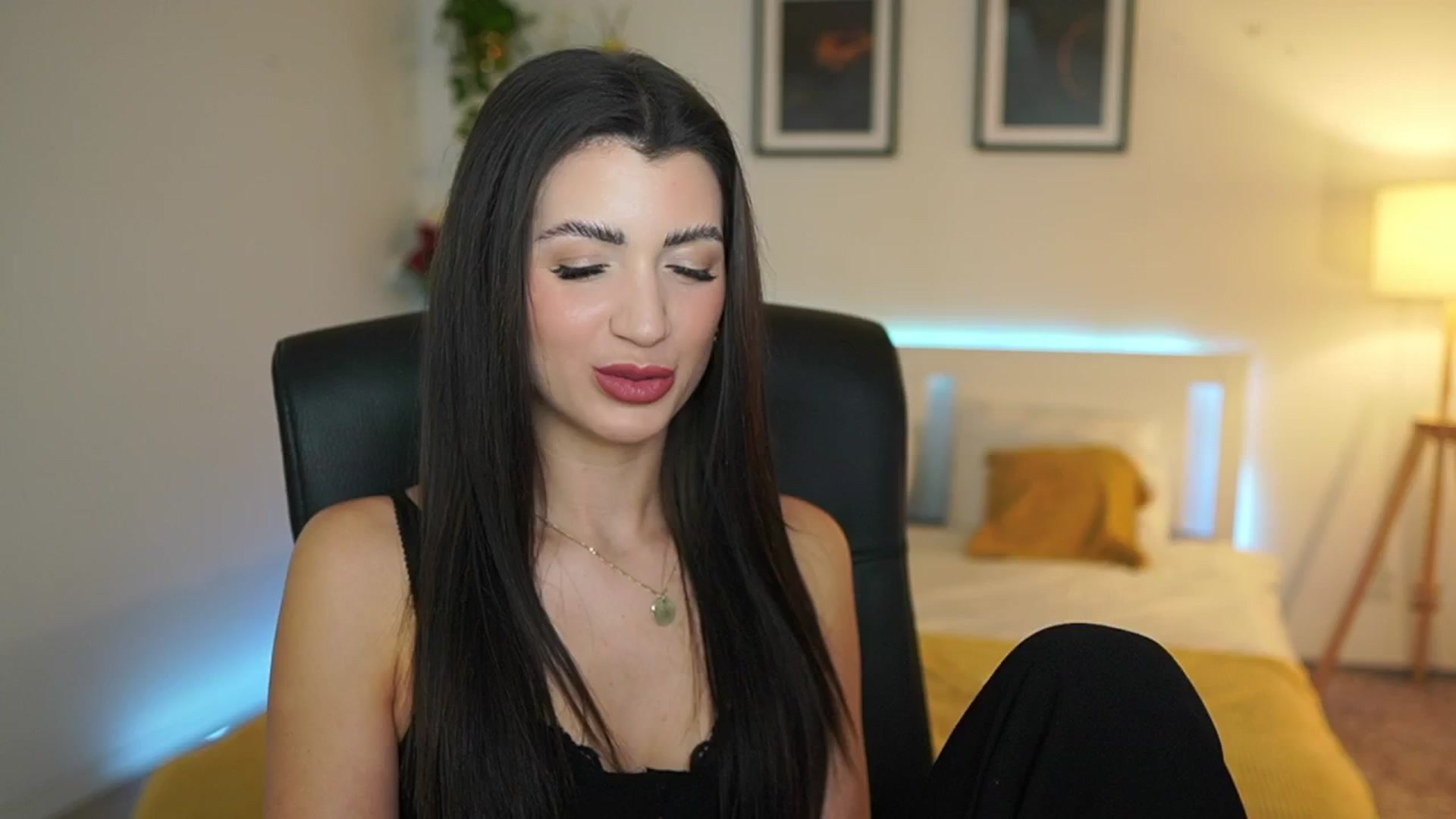 Gallery image thumbnail from Julia_Roca's myfreecams stream on, 03/30/2025, 19:12 image 13 of 20