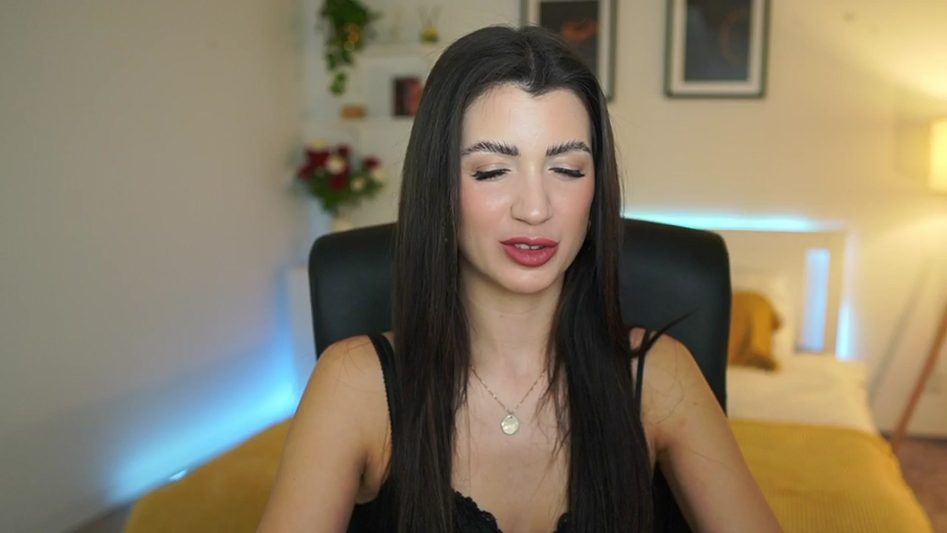 Gallery image thumbnail from Julia_Roca's myfreecams stream on, 03/30/2025, 19:12 image 8 of 20