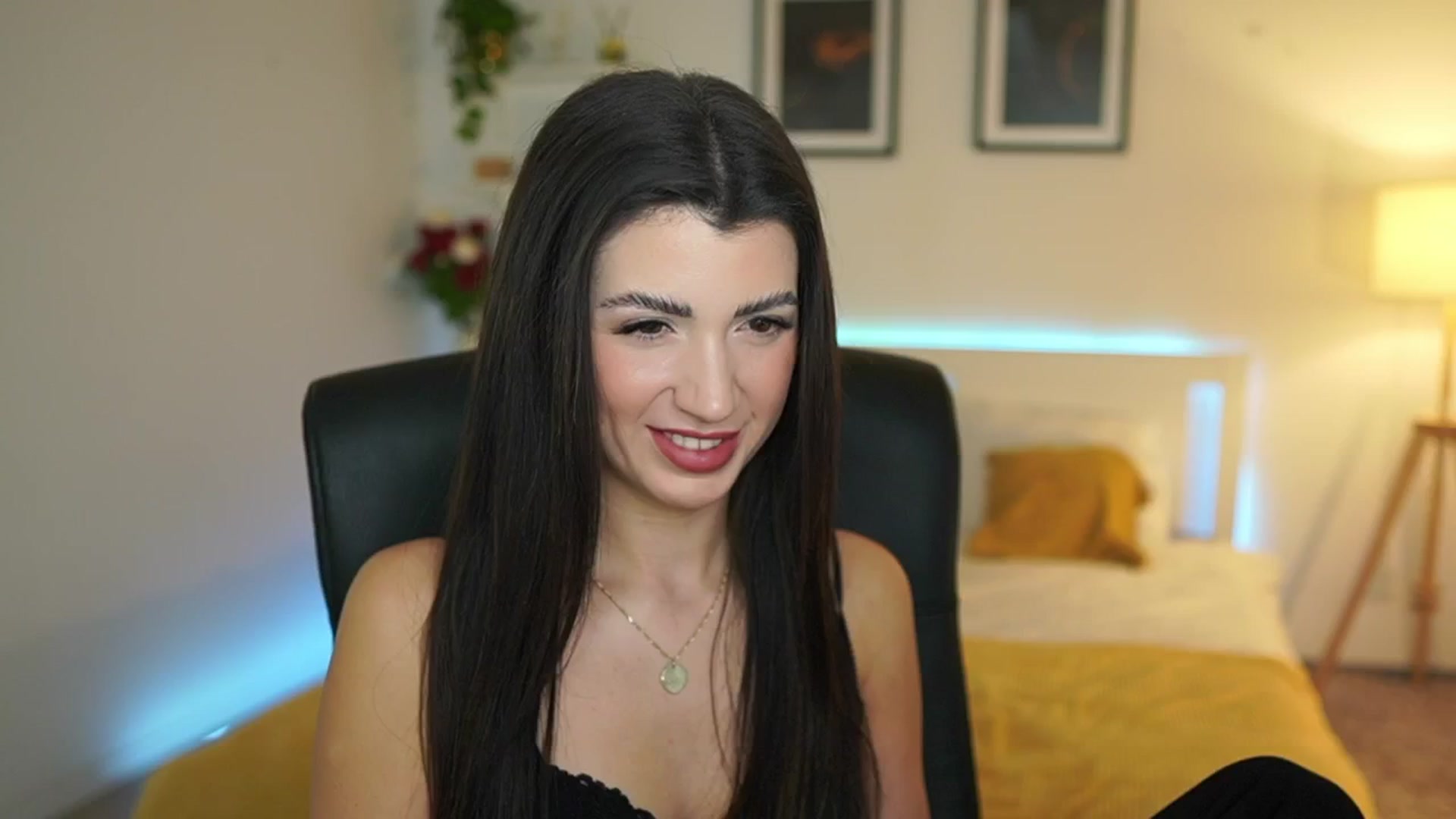 Gallery image thumbnail from Julia_Roca's myfreecams stream on, 03/30/2025, 19:12 image 12 of 20