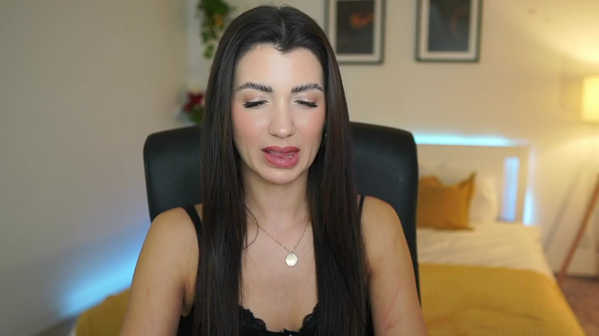 Gallery image thumbnail from Julia_Roca's myfreecams stream on, 03/30/2025, 21:13 image 2 of 20