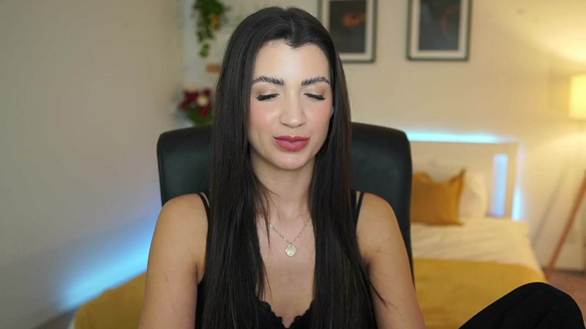 Gallery image thumbnail from Julia_Roca's myfreecams stream on, 03/30/2025, 21:13 image 14 of 20