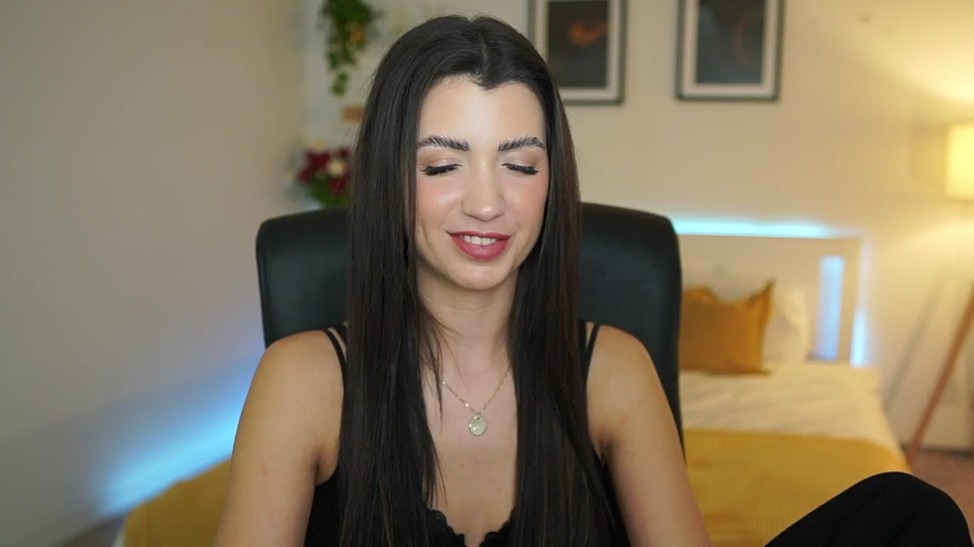 Gallery image thumbnail from Julia_Roca's myfreecams stream on, 03/30/2025, 21:13 image 15 of 20