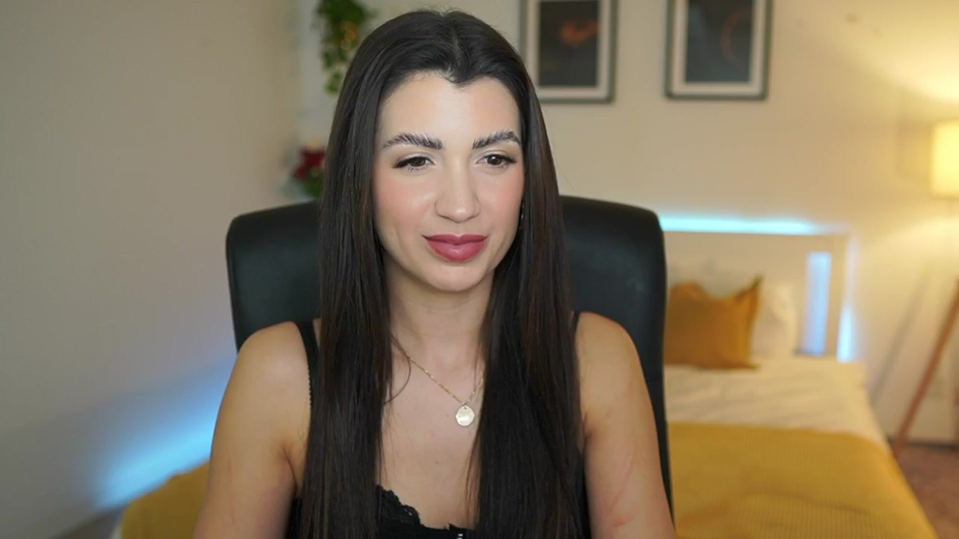 Gallery image thumbnail from Julia_Roca's myfreecams stream on, 03/30/2025, 21:13 image 1 of 20