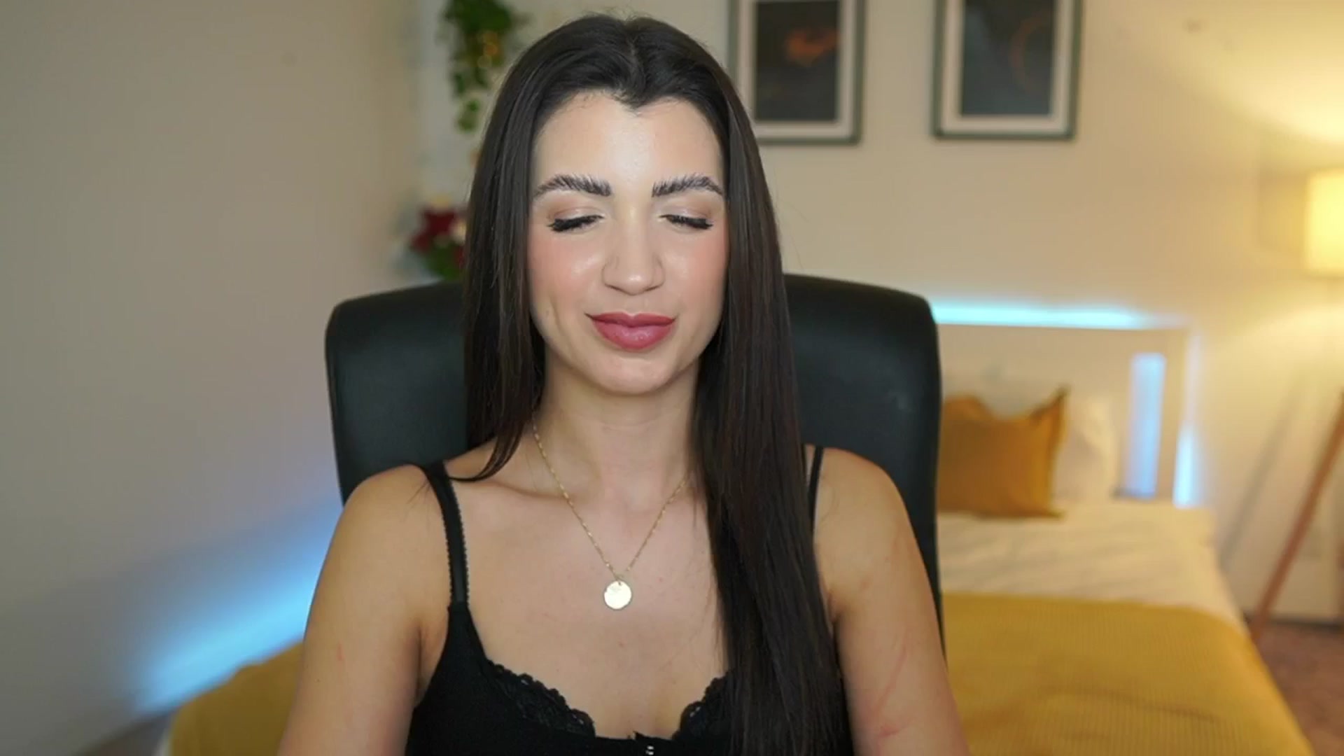 Gallery image thumbnail from Julia_Roca's myfreecams stream on, 03/30/2025, 21:13 image 4 of 20