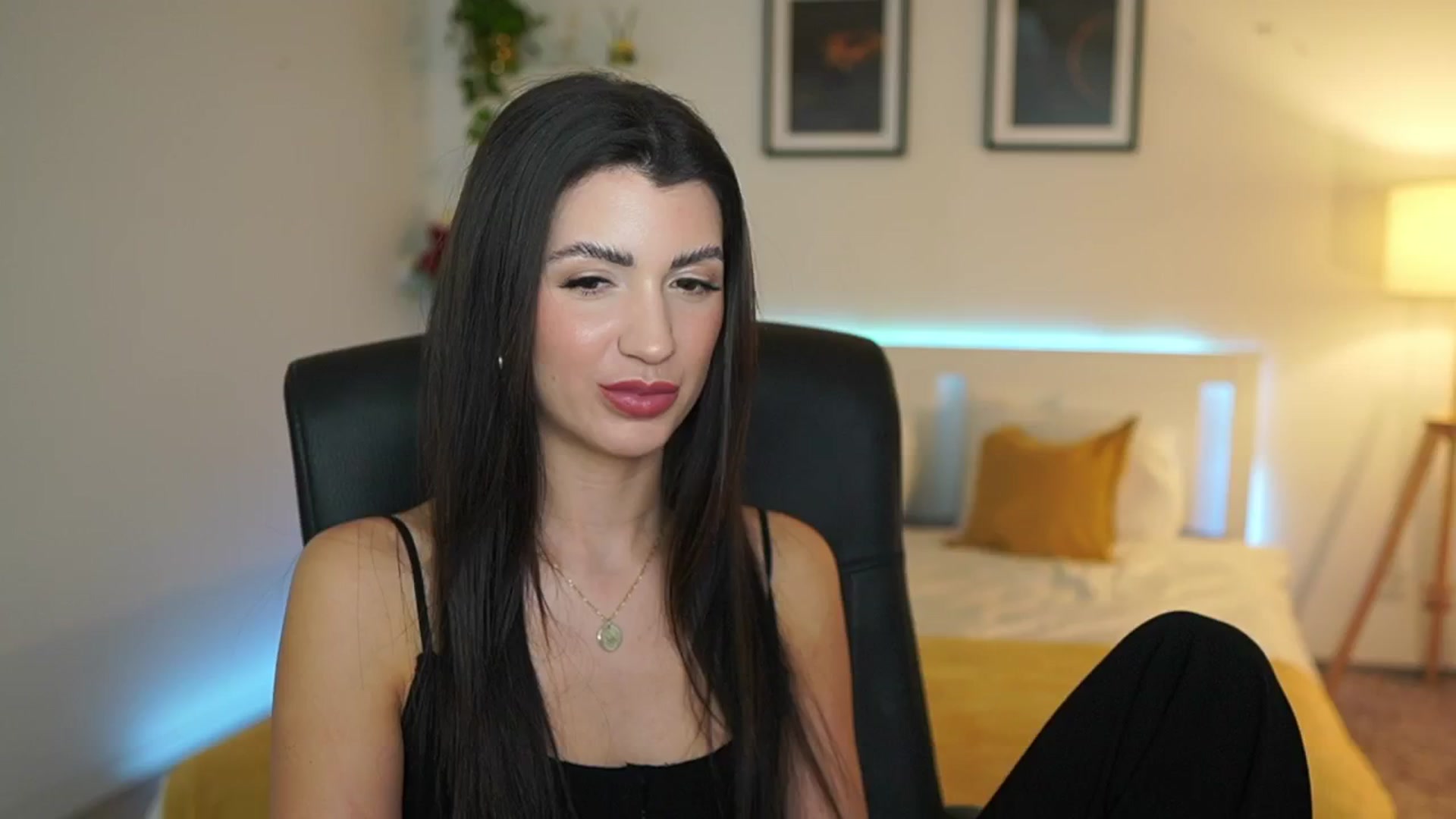Gallery image thumbnail from Julia_Roca's myfreecams stream on, 03/30/2025, 23:21 image 8 of 20