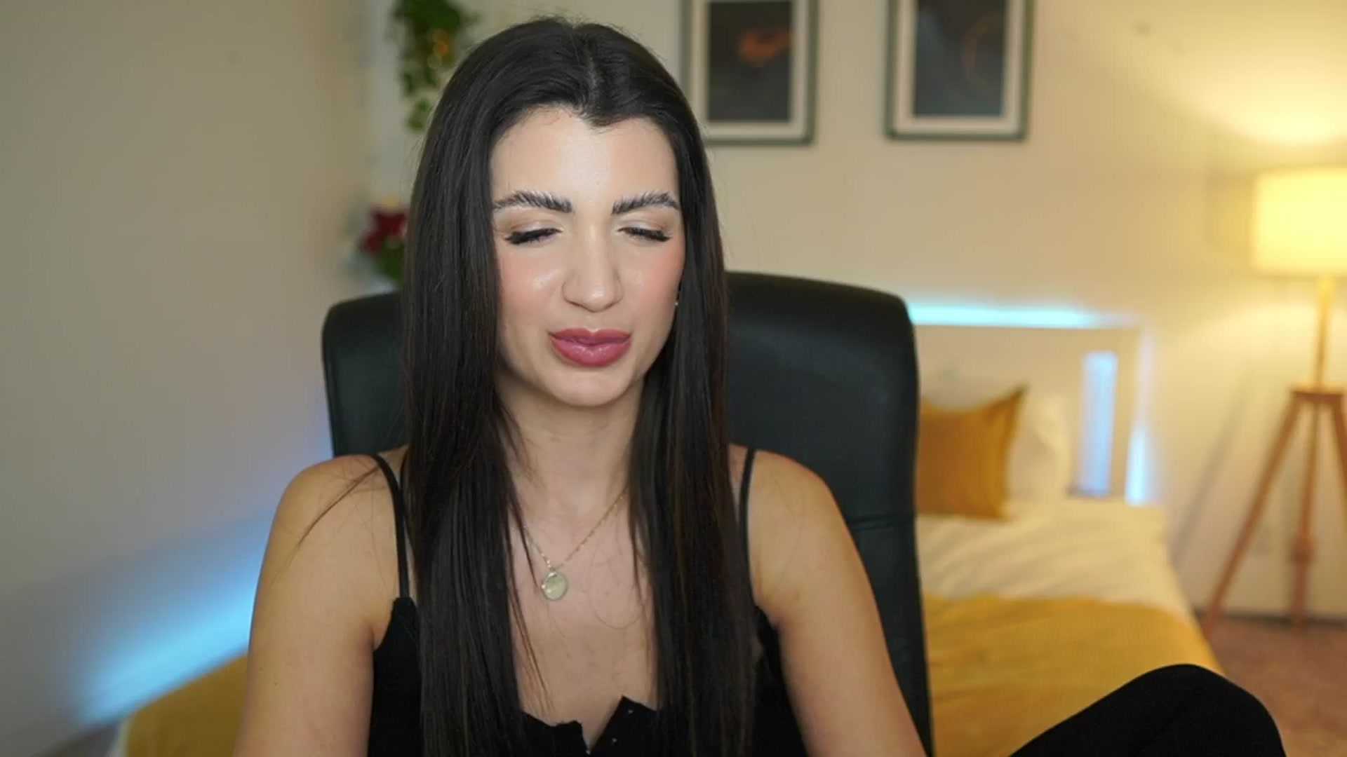 Gallery image thumbnail from Julia_Roca's myfreecams stream on, 03/30/2025, 23:21 image 18 of 20