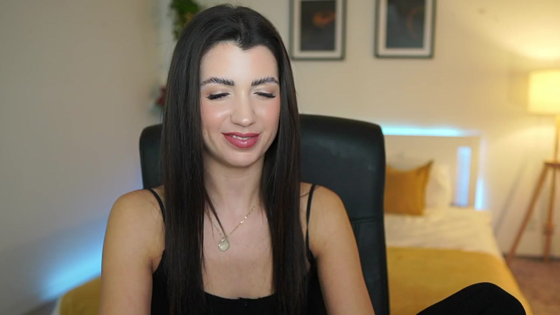 Gallery image thumbnail from Julia_Roca's myfreecams stream on, 03/30/2025, 23:21 image 12 of 20