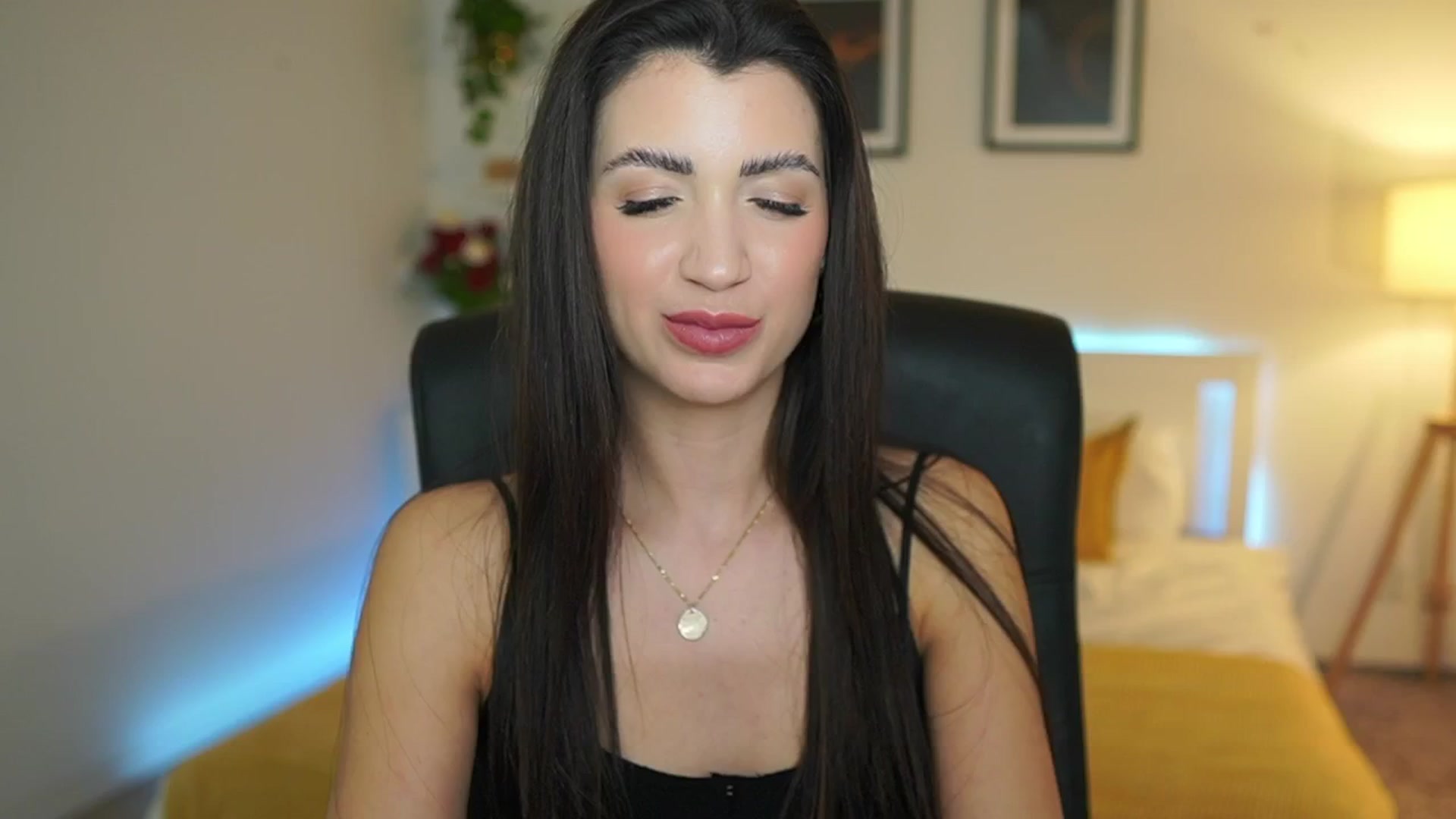 Gallery image thumbnail from Julia_Roca's myfreecams stream on, 03/30/2025, 23:21 image 3 of 20