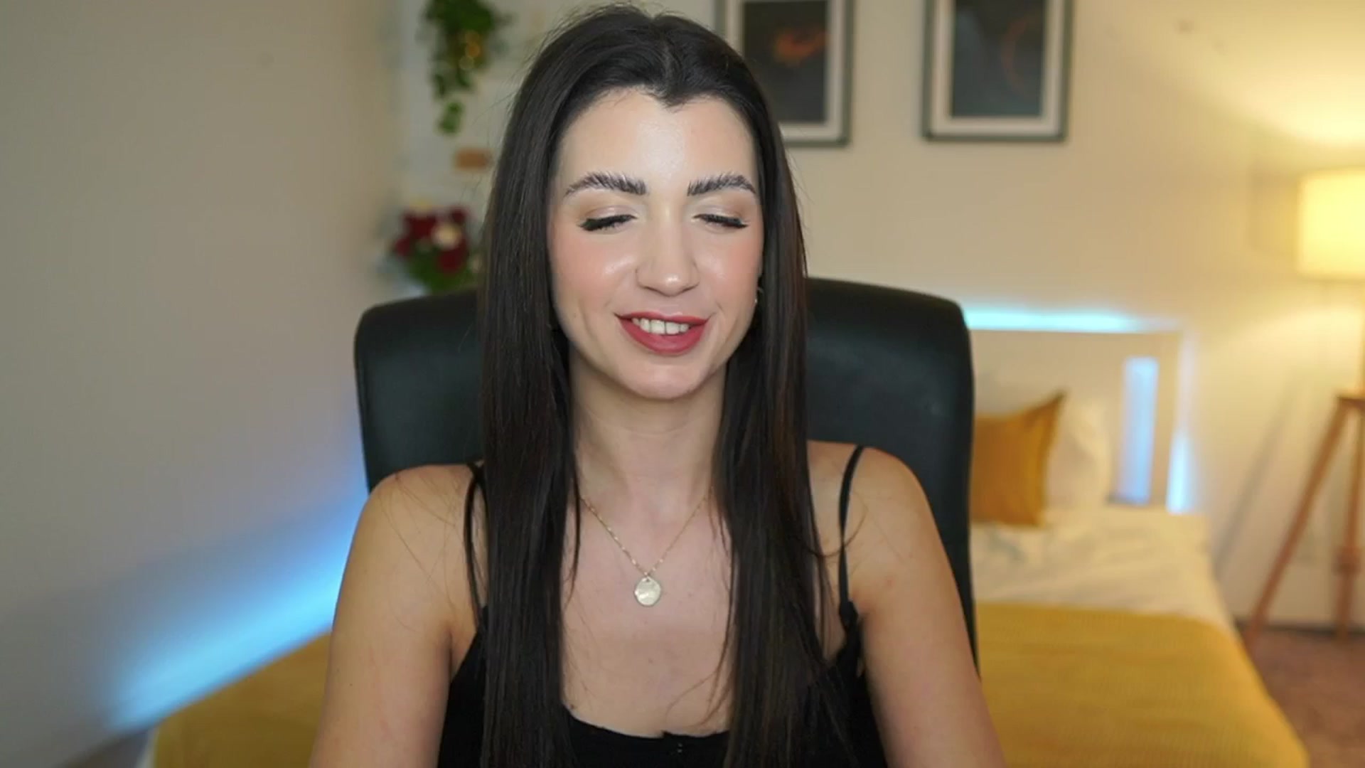 Gallery image thumbnail from Julia_Roca's myfreecams stream on, 03/30/2025, 23:21 image 1 of 20