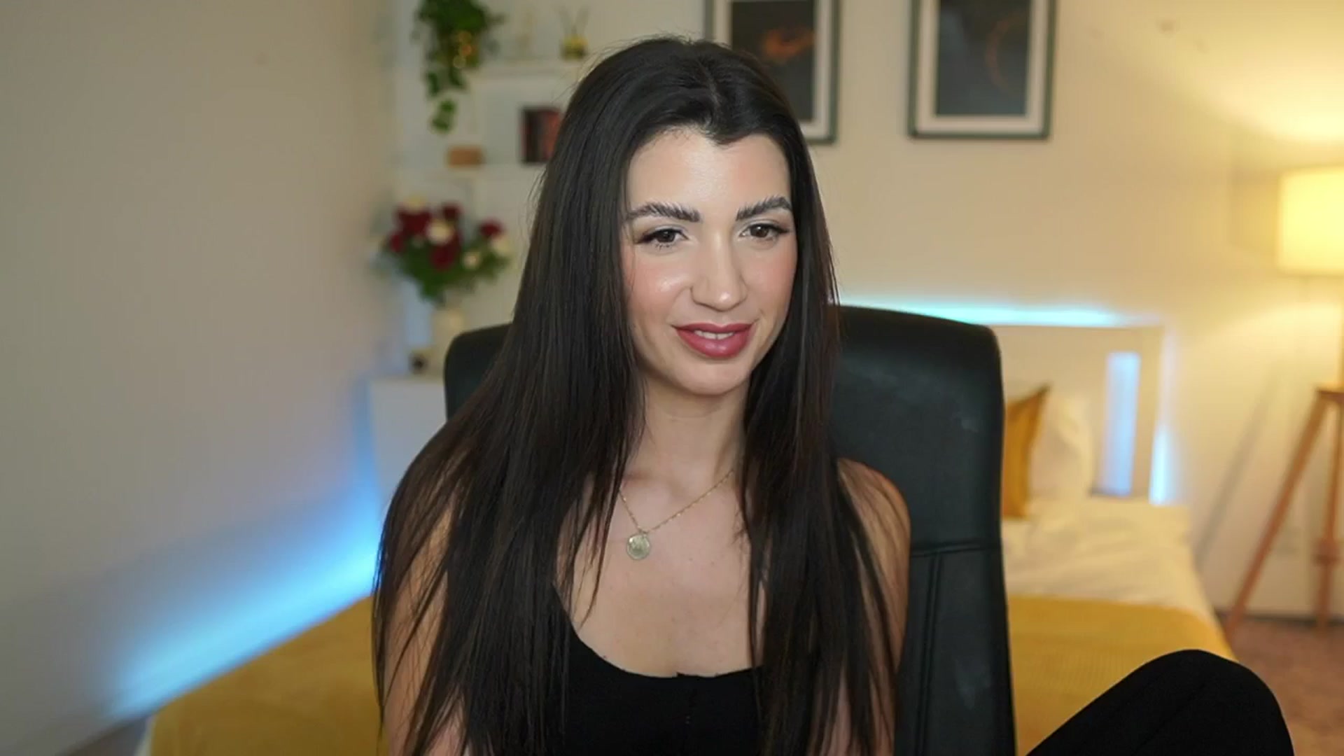 Gallery image thumbnail from Julia_Roca's myfreecams stream on, 03/30/2025, 23:21 image 6 of 20