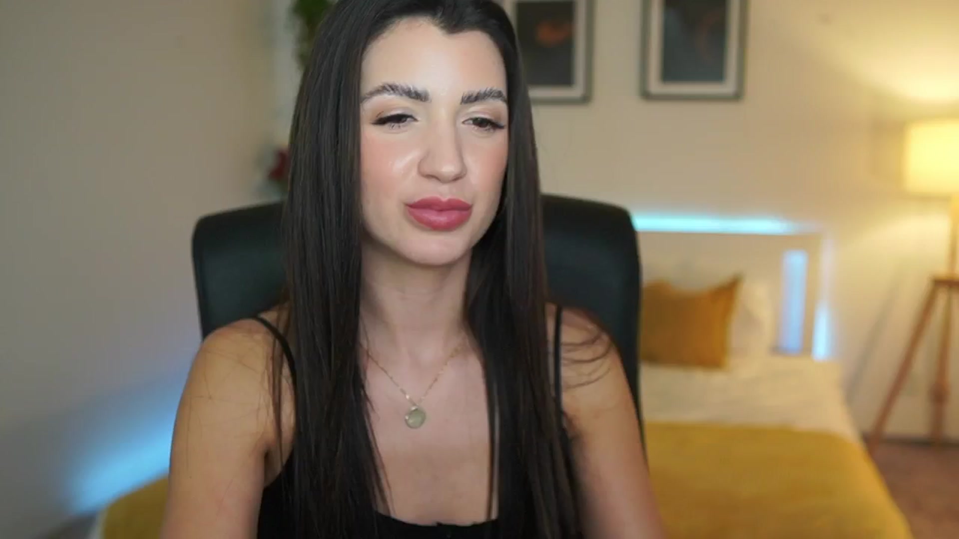 Gallery image thumbnail from Julia_Roca's myfreecams stream on, 03/30/2025, 23:21 image 11 of 20