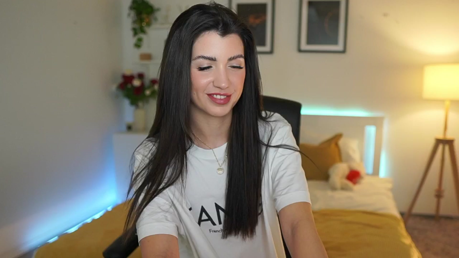 Gallery image thumbnail from Julia_Roca's myfreecams stream on, 03/31/2025, 19:46 image 18 of 20