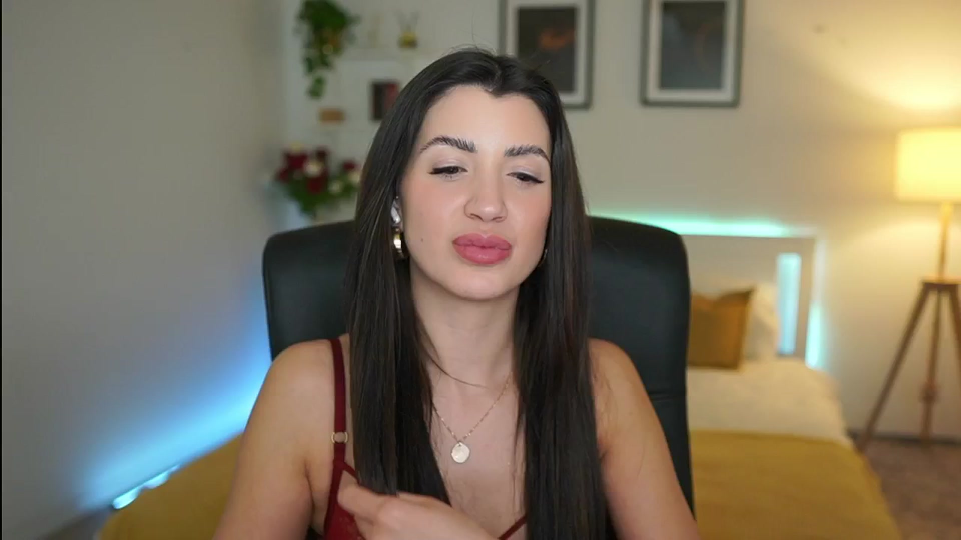 Gallery image thumbnail from Julia_Roca's myfreecams stream on, 03/31/2025, 23:31 image 1 of 20