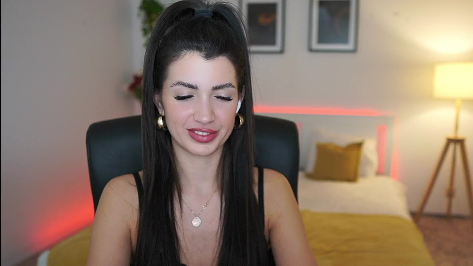 Gallery image thumbnail from Julia_Roca's myfreecams stream on, 04/02/2025, 20:05 image 10 of 20