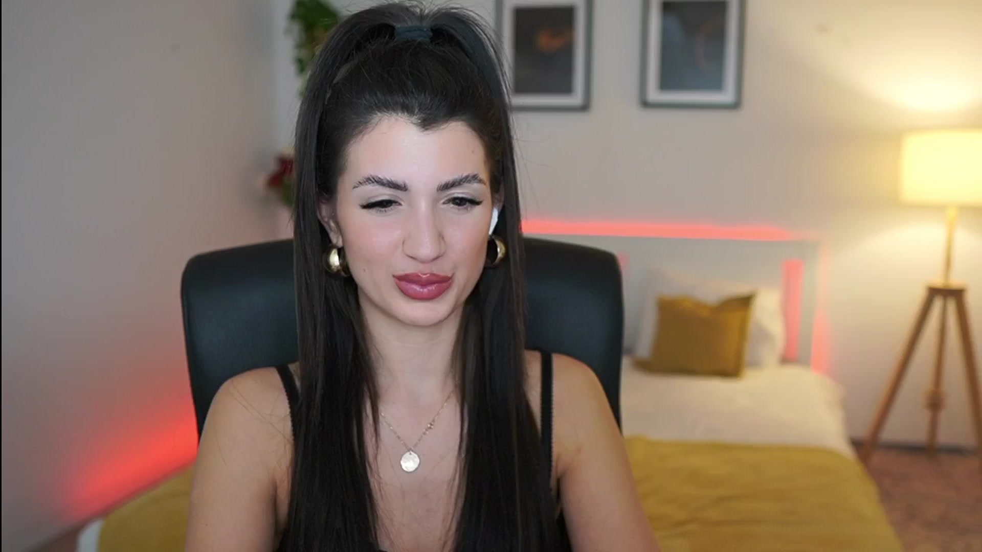 Gallery image thumbnail from Julia_Roca's myfreecams stream on, 04/02/2025, 20:05 image 11 of 20