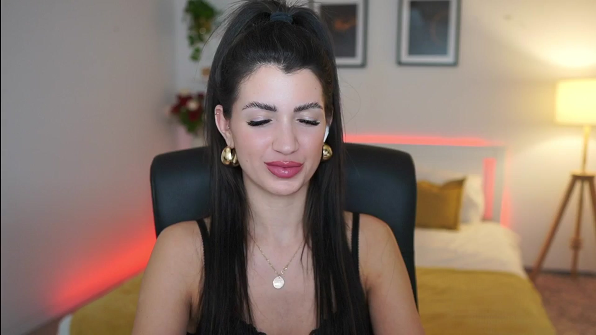 Gallery image thumbnail from Julia_Roca's myfreecams stream on, 04/02/2025, 20:05 image 19 of 20