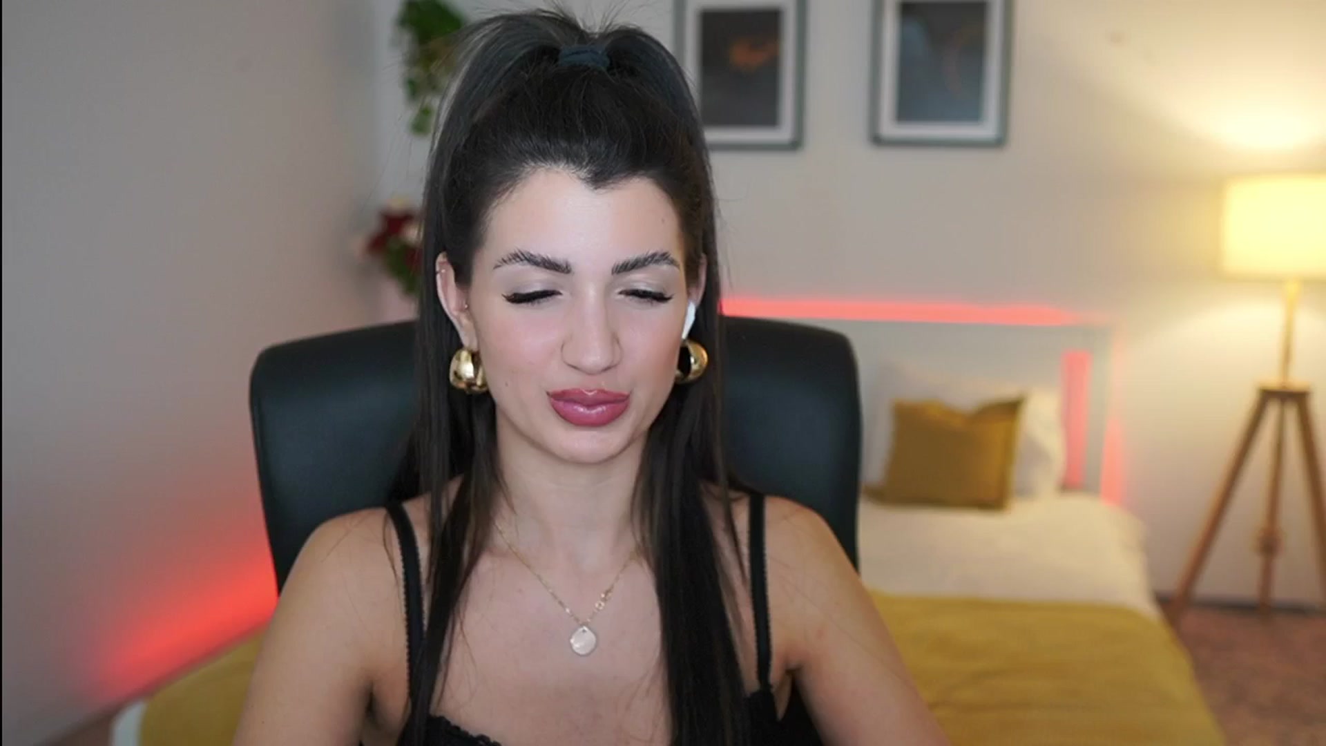 Gallery image thumbnail from Julia_Roca's myfreecams stream on, 04/02/2025, 20:05 image 14 of 20