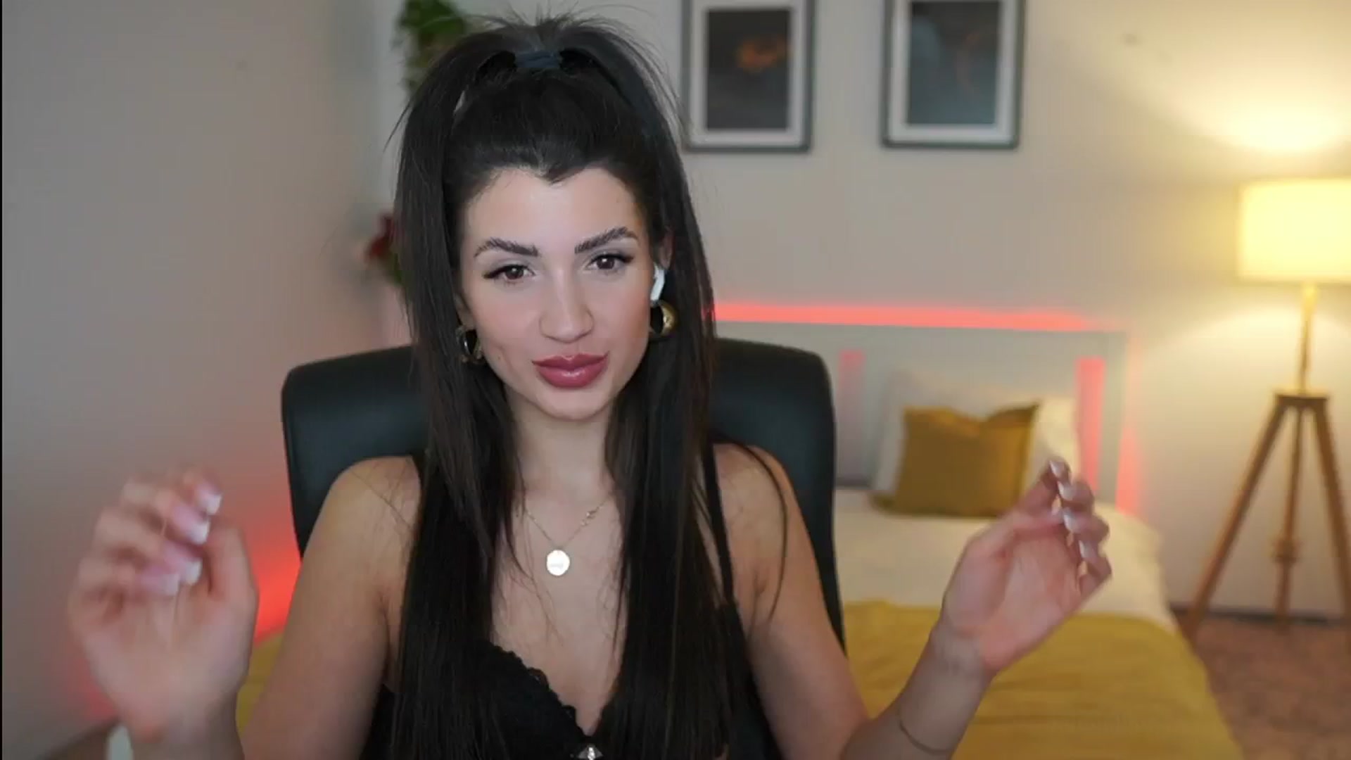Gallery image thumbnail from Julia_Roca's myfreecams stream on, 04/02/2025, 20:05 image 9 of 20