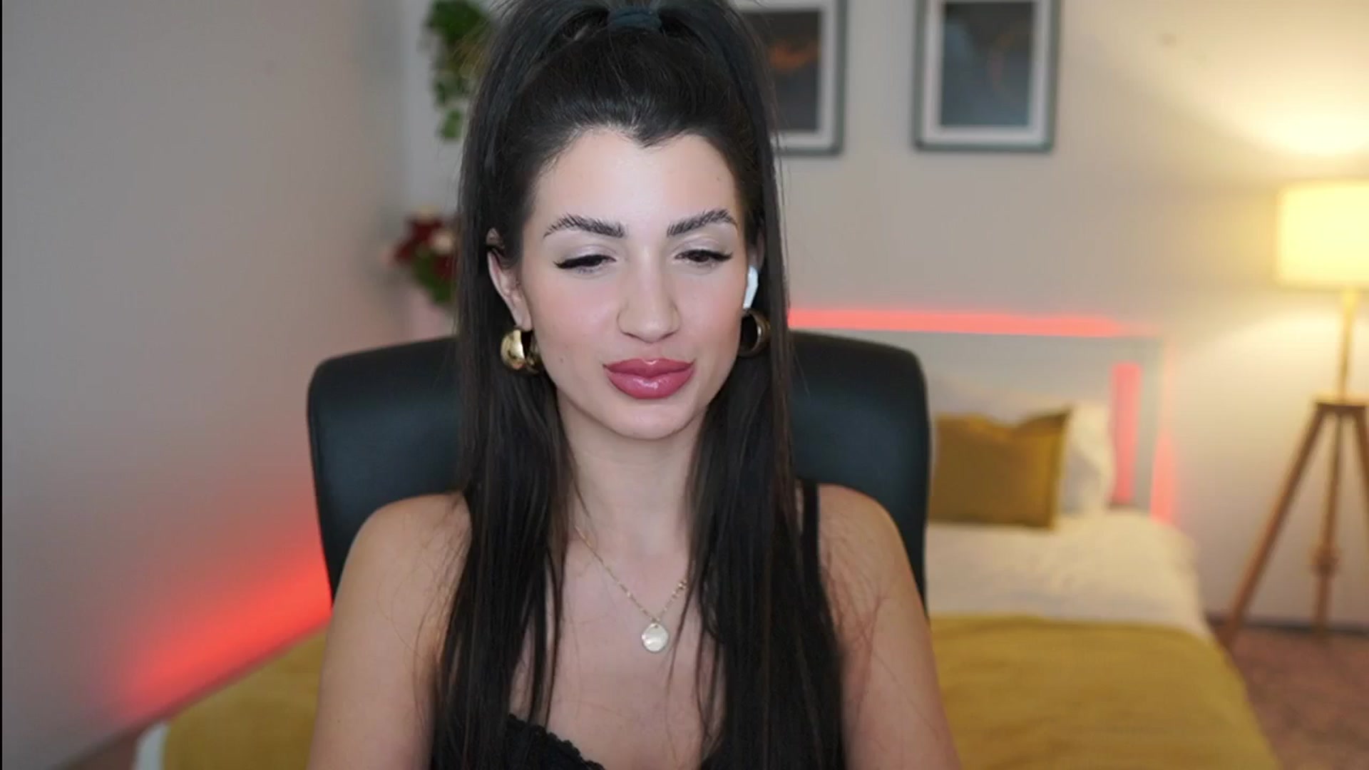Gallery image thumbnail from Julia_Roca's myfreecams stream on, 04/02/2025, 20:05 image 15 of 20